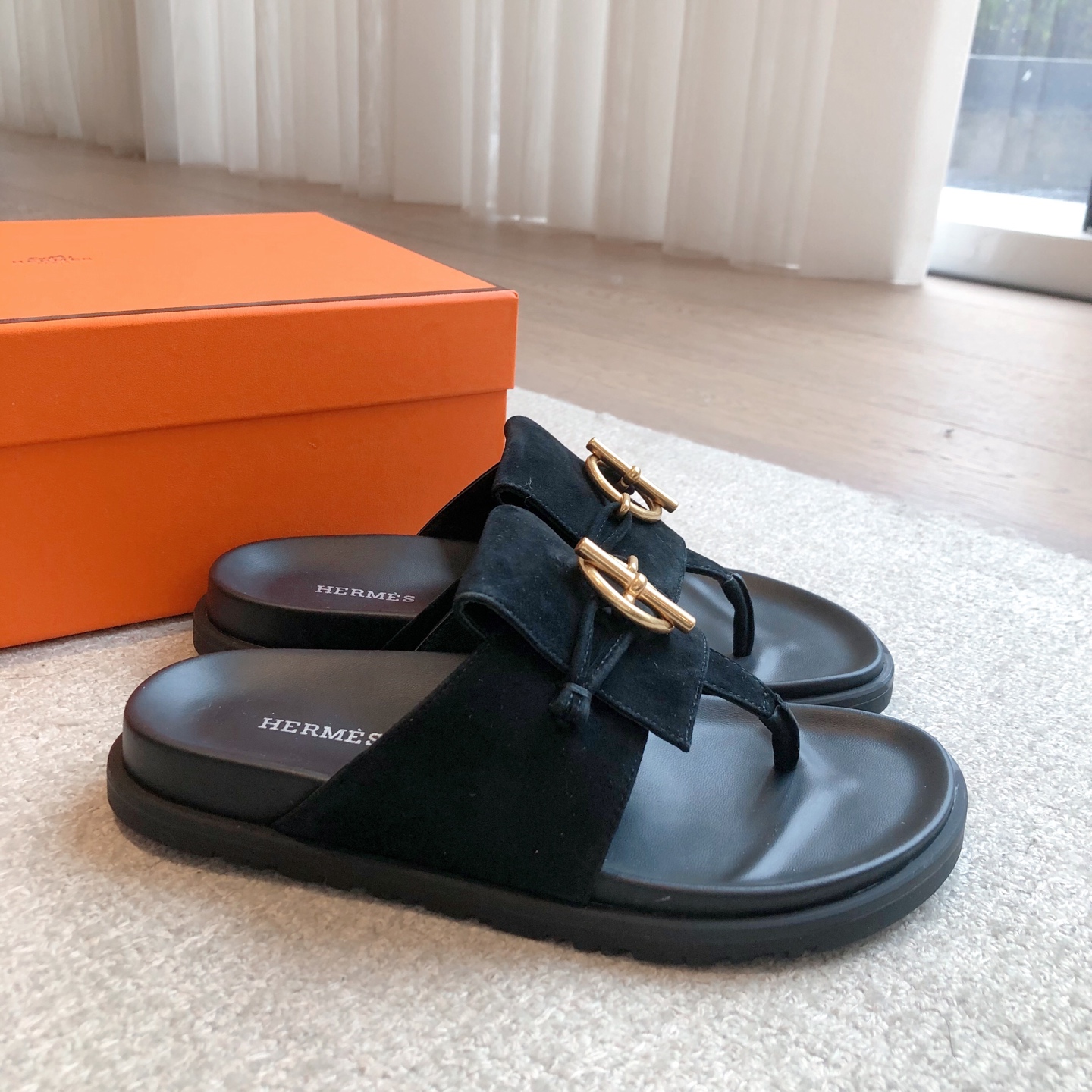 Hermes... 平底拖鞋
2025新品+爆款系列
真皮大底，独家开模五金扣，进口牛皮
春夏拼色兼具颜值舒适度的单品！
渠道货源 P330
女码35-39 可订做40 41 42 