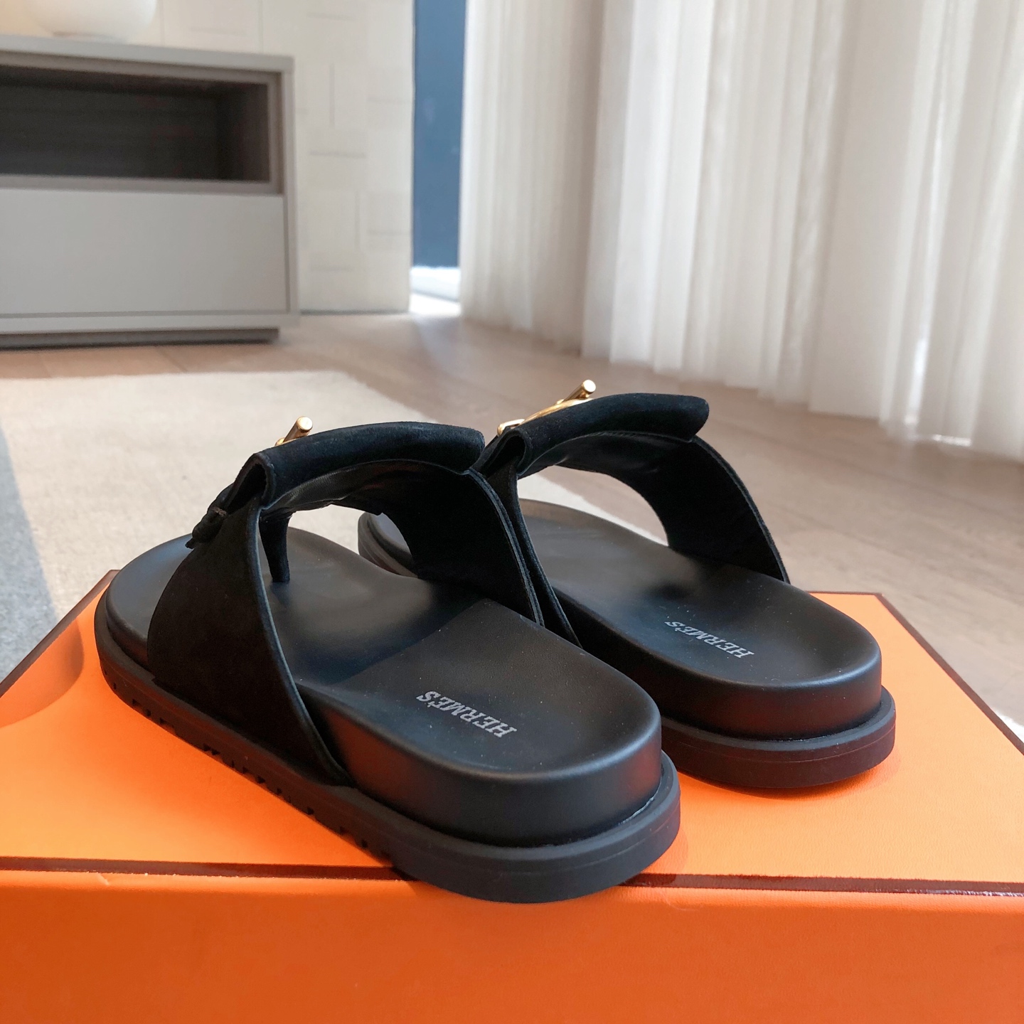 Hermes... 平底拖鞋
2025新品+爆款系列
真皮大底，独家开模五金扣，进口牛皮
春夏拼色兼具颜值舒适度的单品！
渠道货源 P330
女码35-39 可订做40 41 42 