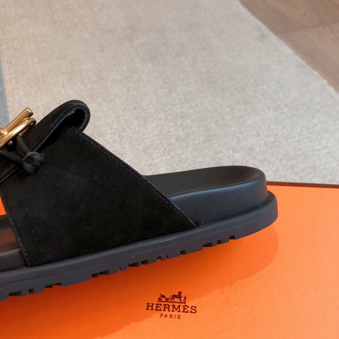 Hermes... 平底拖鞋
2025新品+爆款系列
真皮大底，独家开模五金扣，进口牛皮
春夏拼色兼具颜值舒适度的单品！
渠道货源 P330
女码35-39 可订做40 41 42 