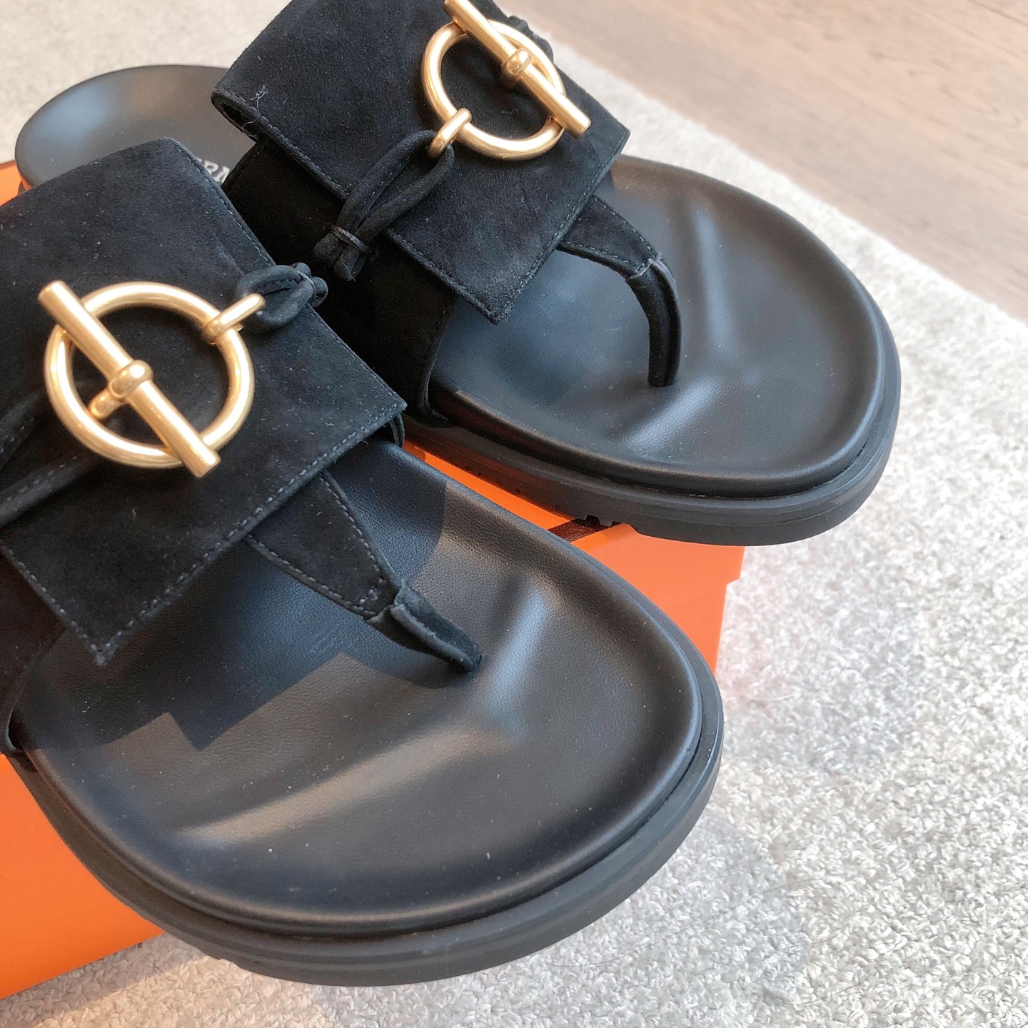 Hermes... 平底拖鞋
2025新品+爆款系列
真皮大底，独家开模五金扣，进口牛皮
春夏拼色兼具颜值舒适度的单品！
渠道货源 P330
女码35-39 可订做40 41 42 