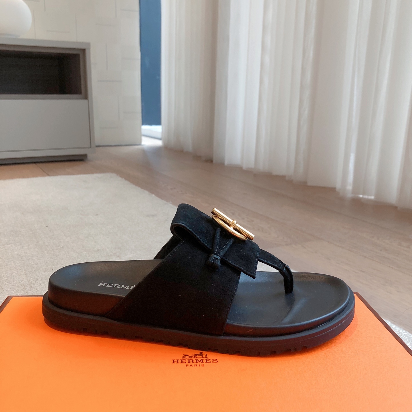 Hermes... 平底拖鞋
2025新品+爆款系列
真皮大底，独家开模五金扣，进口牛皮
春夏拼色兼具颜值舒适度的单品！
渠道货源 P330
女码35-39 可订做40 41 42 