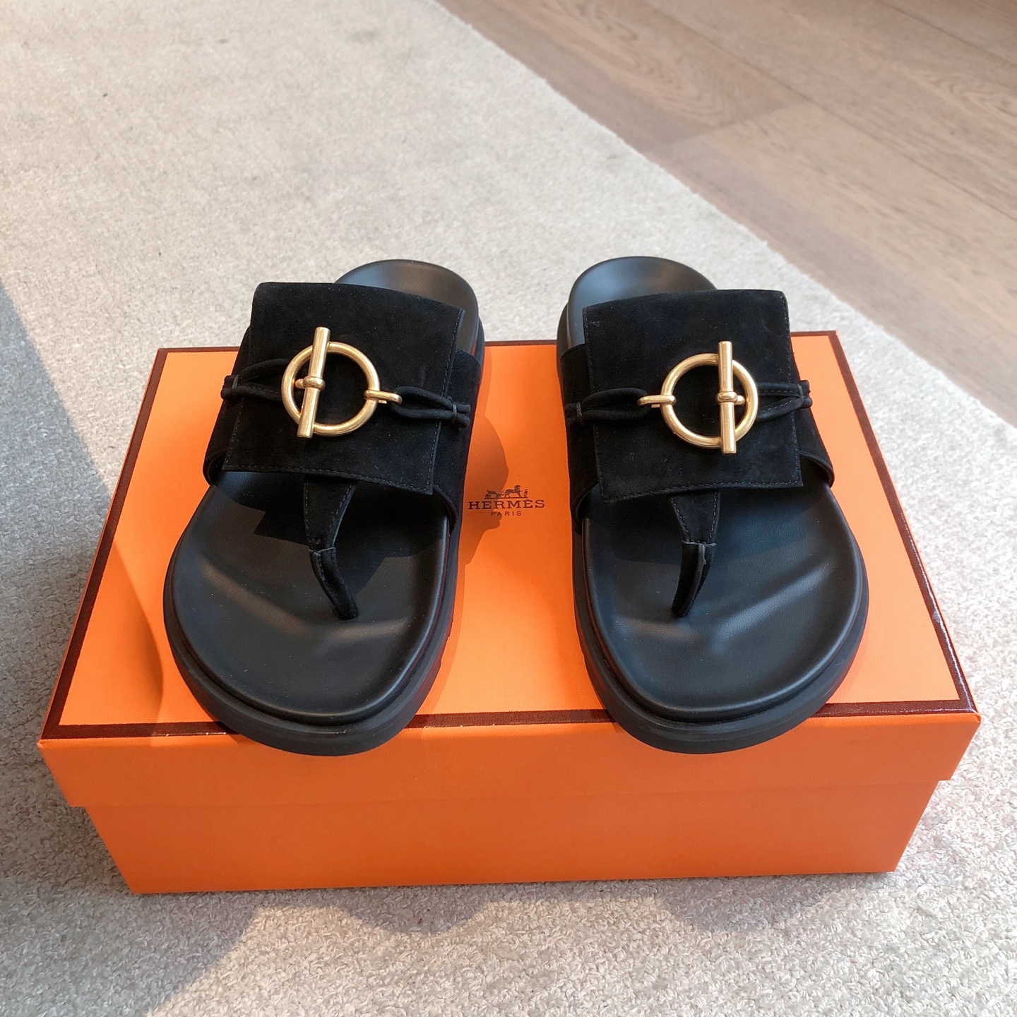 Hermes... 平底拖鞋
2025新品+爆款系列
真皮大底，独家开模五金扣，进口牛皮
春夏拼色兼具颜值舒适度的单品！
渠道货源 P330
女码35-39 可订做40 41 42 
