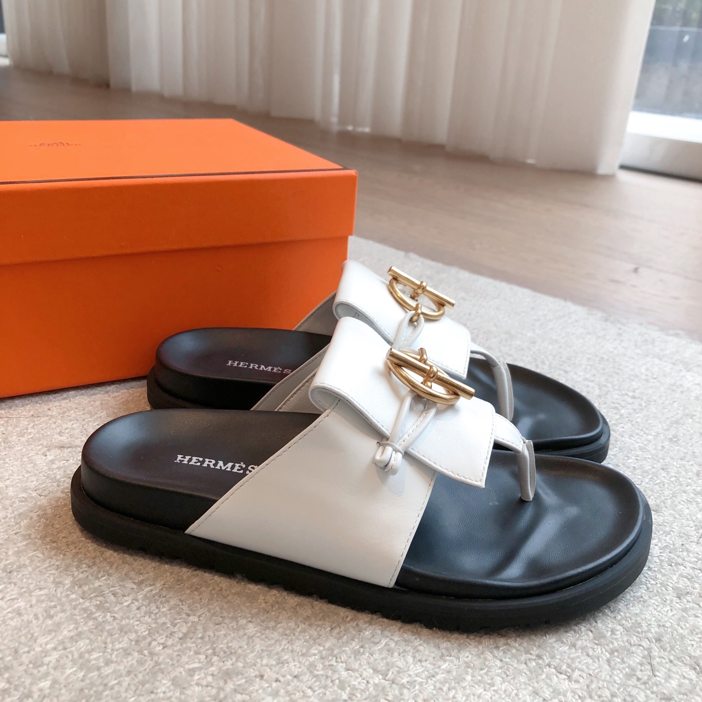 Hermes... 平底拖鞋
2025新品+爆款系列
真皮大底，独家开模五金扣，进口牛皮
春夏拼色兼具颜值舒适度的单品！
渠道货源 P330
女码35-39 可订做40 41 42 