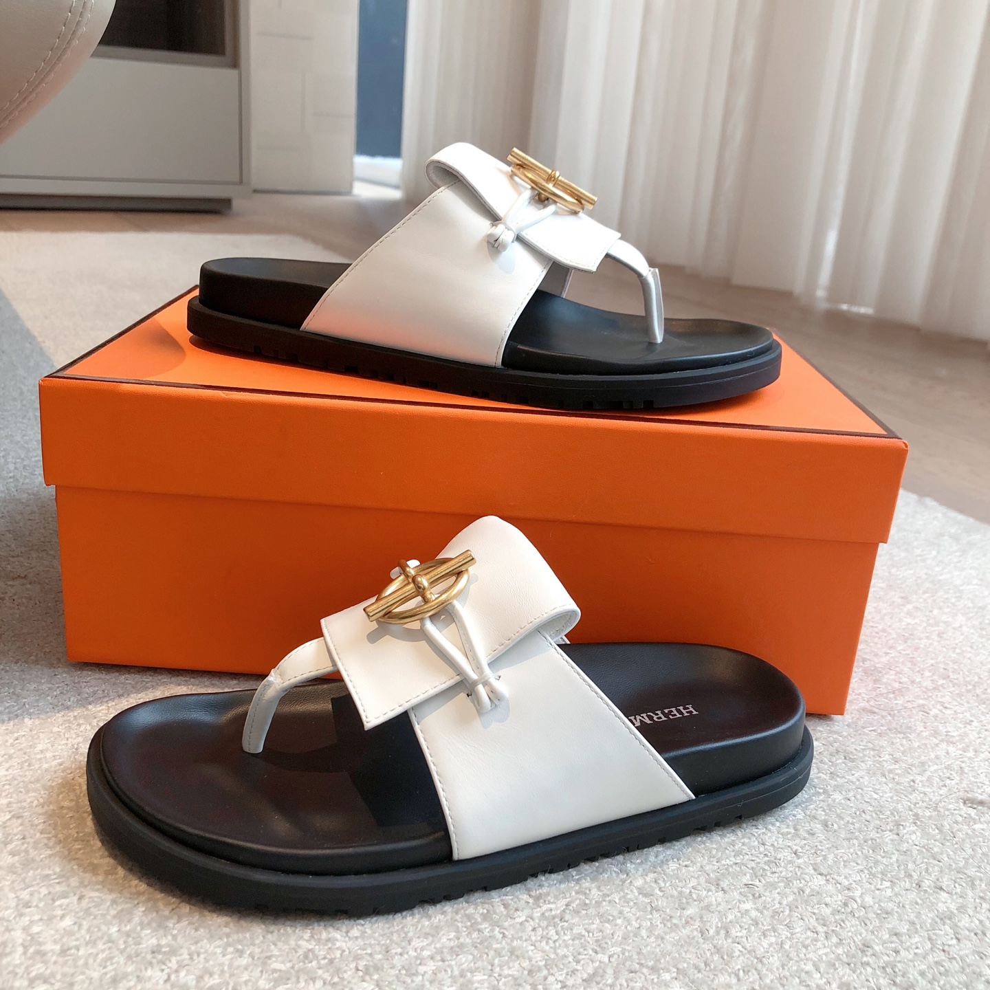 Hermes... 平底拖鞋
2025新品+爆款系列
真皮大底，独家开模五金扣，进口牛皮
春夏拼色兼具颜值舒适度的单品！
渠道货源 P330
女码35-39 可订做40 41 42 
