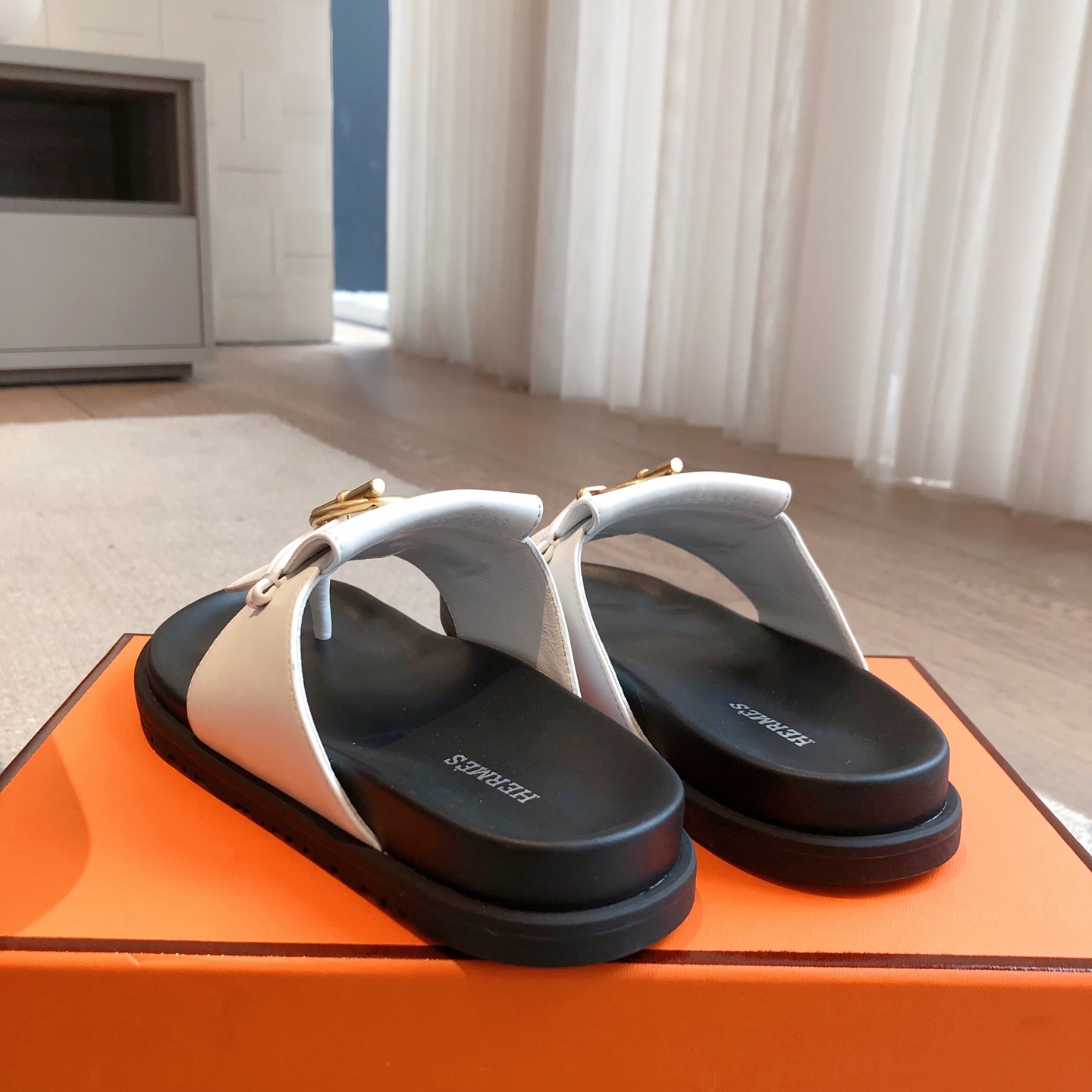 Hermes... 平底拖鞋
2025新品+爆款系列
真皮大底，独家开模五金扣，进口牛皮
春夏拼色兼具颜值舒适度的单品！
渠道货源 P330
女码35-39 可订做40 41 42 
