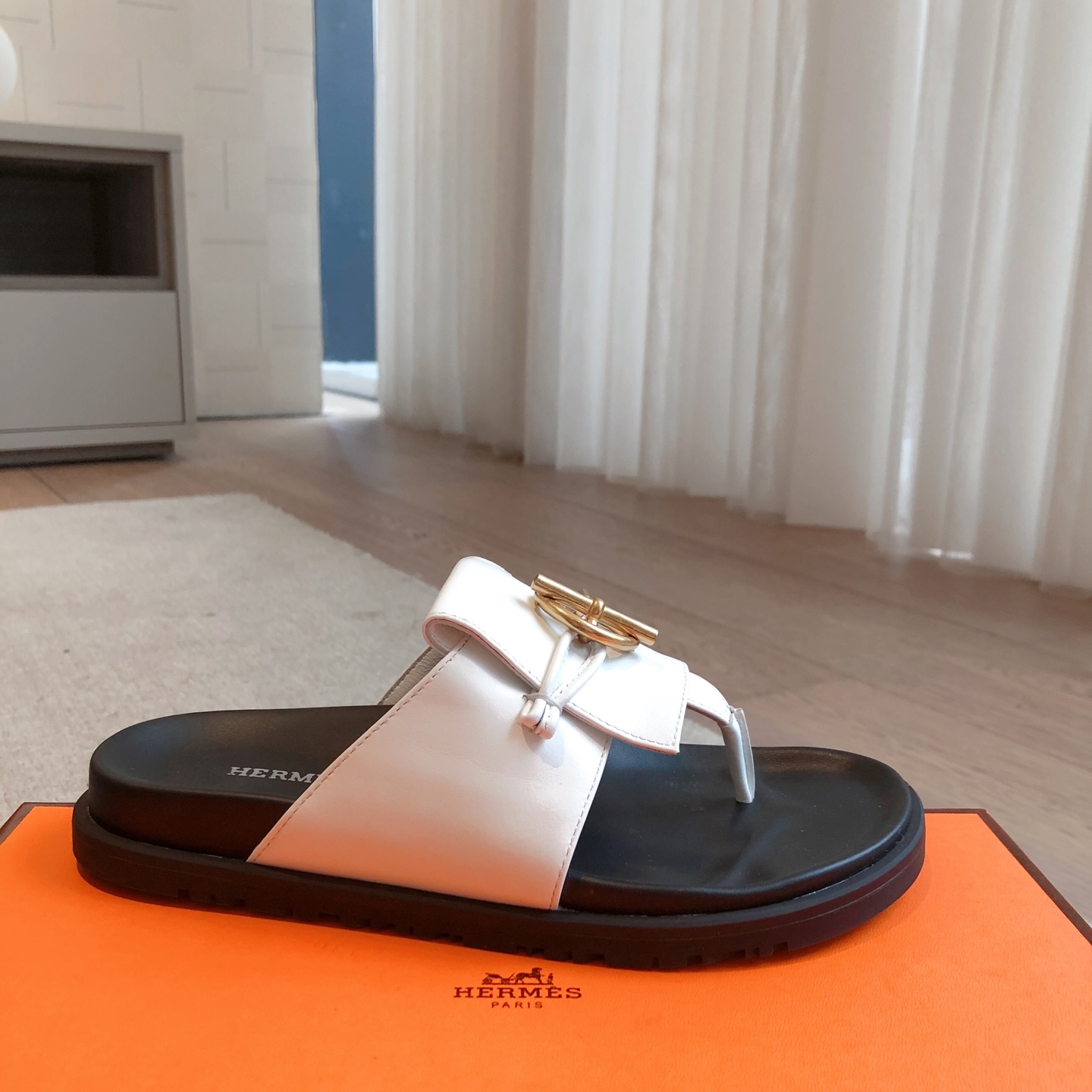 Hermes... 平底拖鞋
2025新品+爆款系列
真皮大底，独家开模五金扣，进口牛皮
春夏拼色兼具颜值舒适度的单品！
渠道货源 P330
女码35-39 可订做40 41 42 