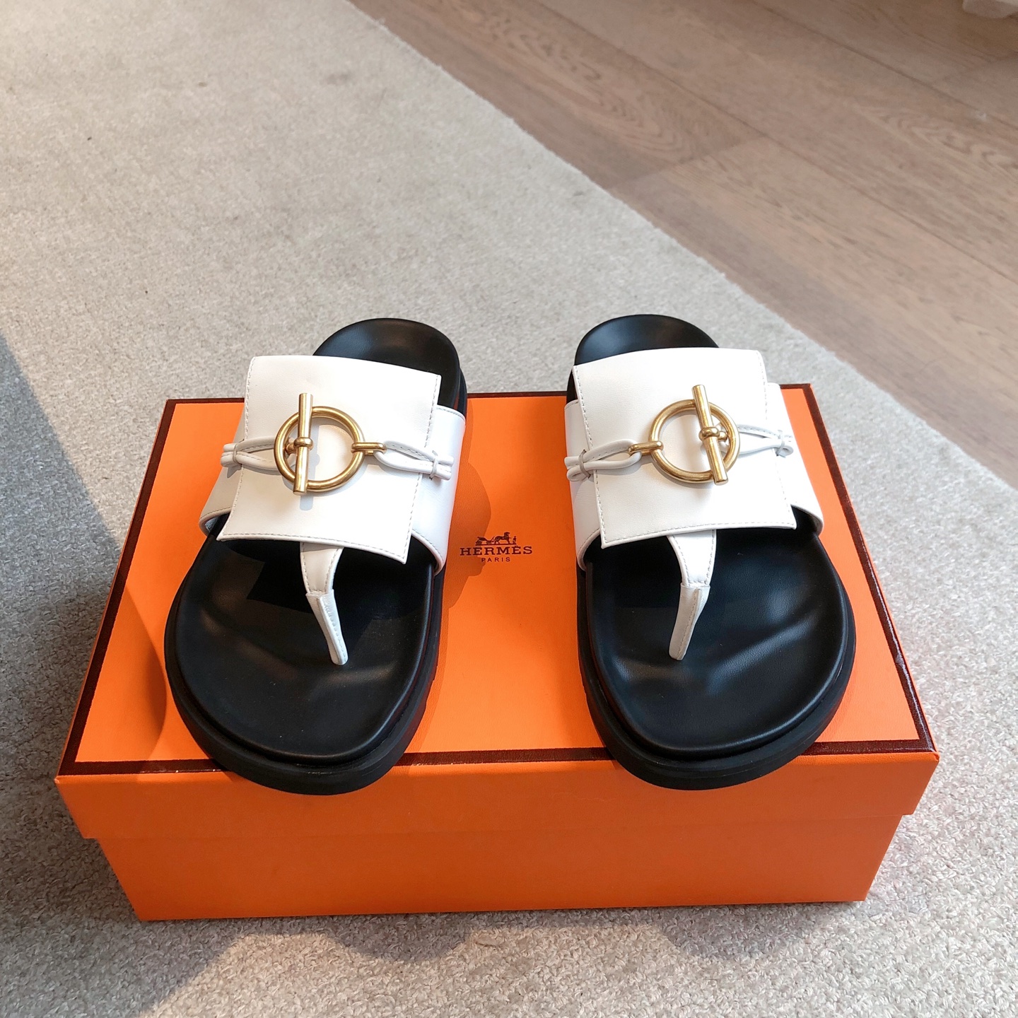 Hermes... 平底拖鞋
2025新品+爆款系列
真皮大底，独家开模五金扣，进口牛皮
春夏拼色兼具颜值舒适度的单品！
渠道货源 P330
女码35-39 可订做40 41 42 