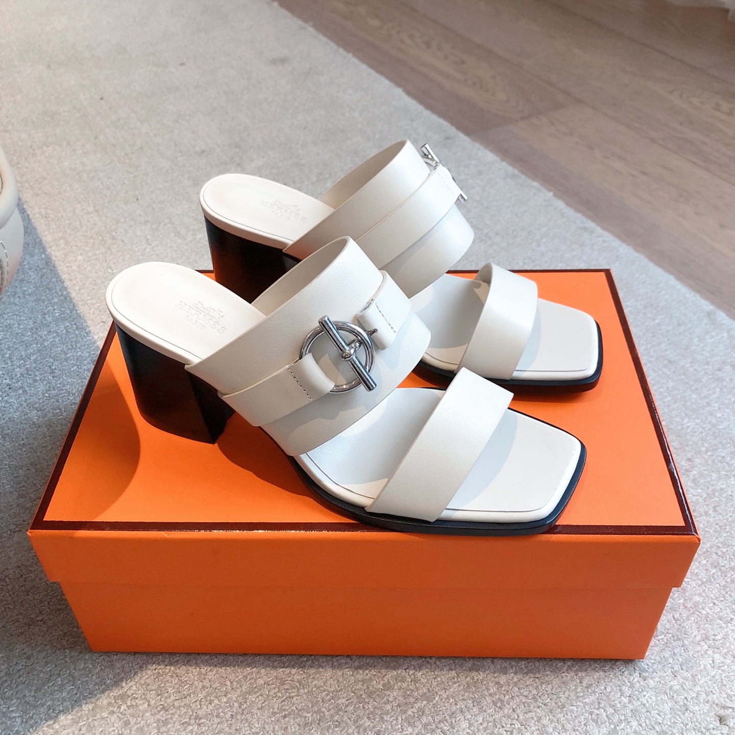 Hermes... 6.5cm平底拖鞋
2025新品+爆款系列
真皮大底，独家开模五金扣，进口牛皮
春夏拼色兼具颜值舒适度的单品！
渠道货源 P360
女码35-39 可订做40 41 42 