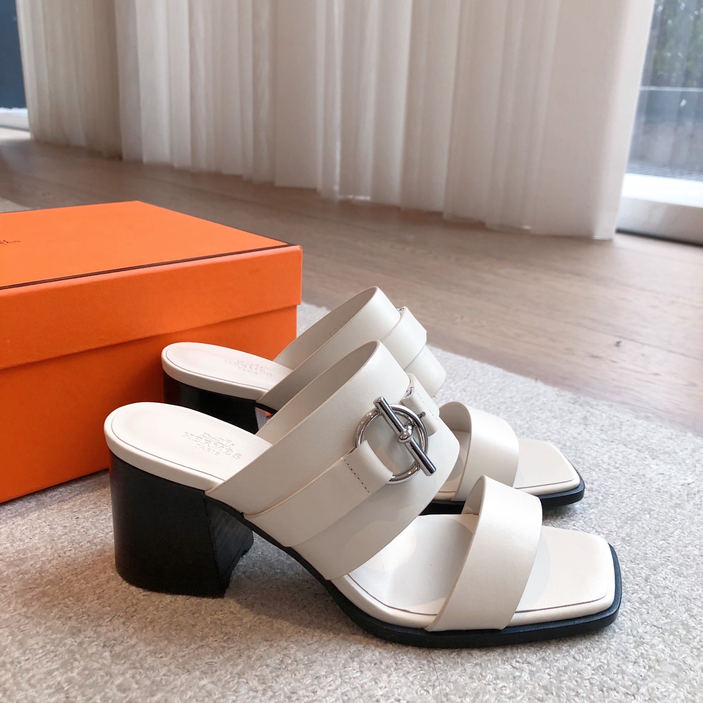 Hermes... 6.5cm平底拖鞋
2025新品+爆款系列
真皮大底，独家开模五金扣，进口牛皮
春夏拼色兼具颜值舒适度的单品！
渠道货源 P360
女码35-39 可订做40 41 42 