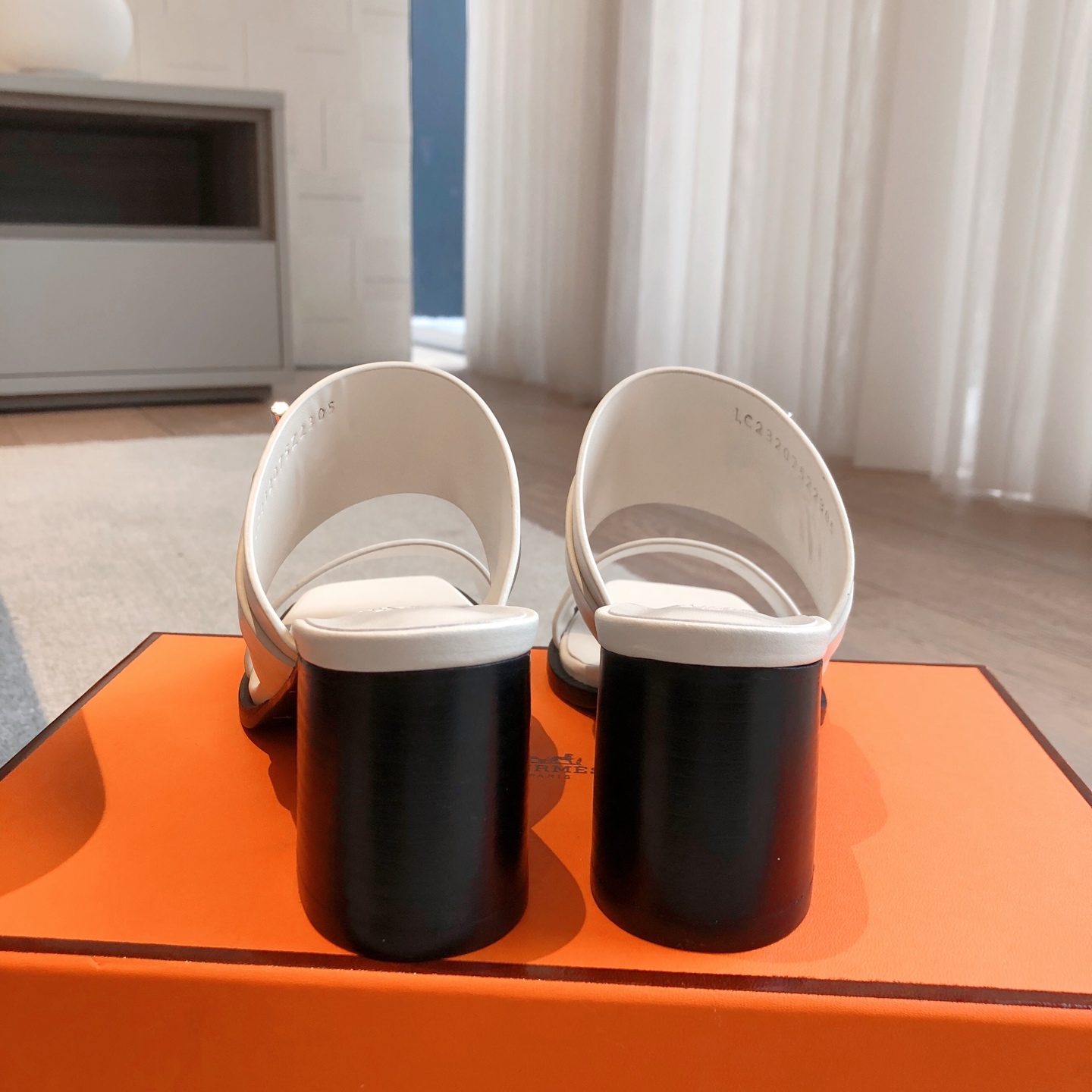 Hermes... 6.5cm平底拖鞋
2025新品+爆款系列
真皮大底，独家开模五金扣，进口牛皮
春夏拼色兼具颜值舒适度的单品！
渠道货源 P360
女码35-39 可订做40 41 42 
