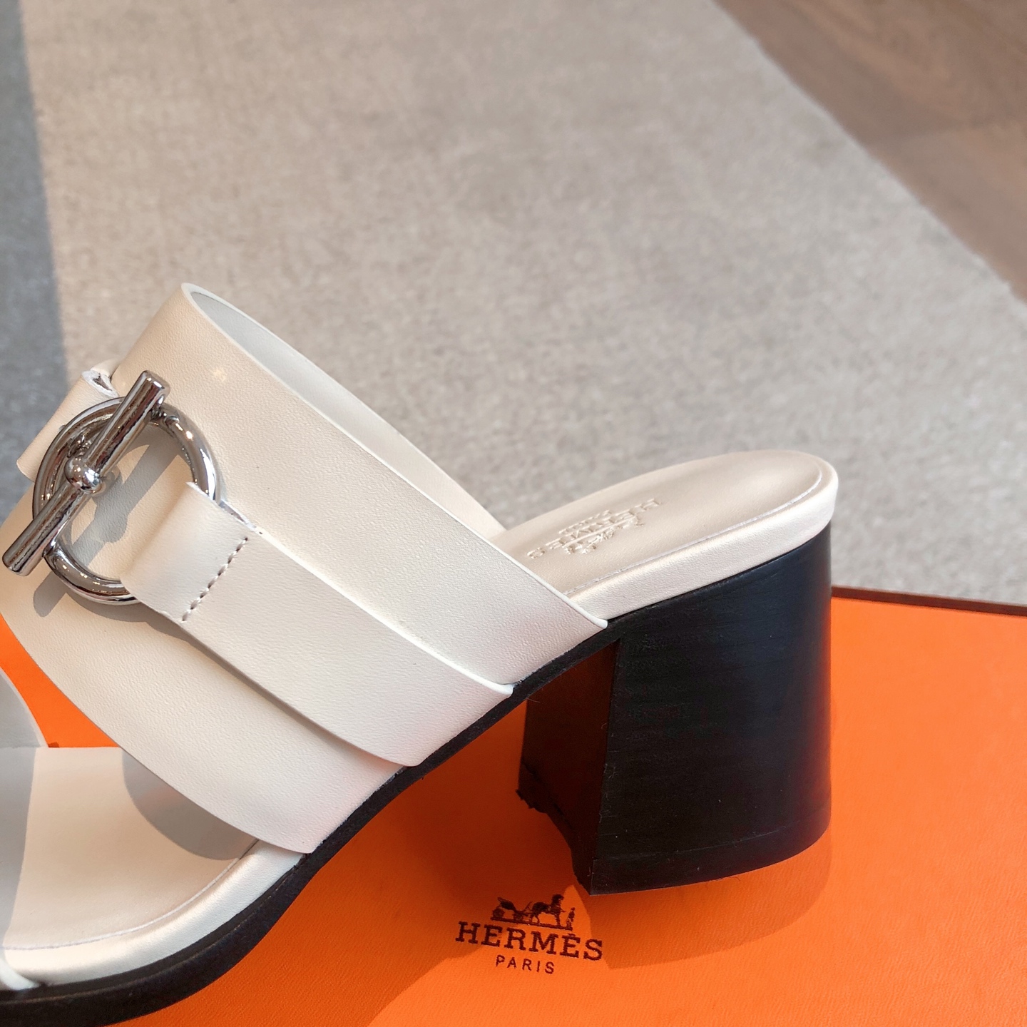 Hermes... 6.5cm平底拖鞋
2025新品+爆款系列
真皮大底，独家开模五金扣，进口牛皮
春夏拼色兼具颜值舒适度的单品！
渠道货源 P360
女码35-39 可订做40 41 42 