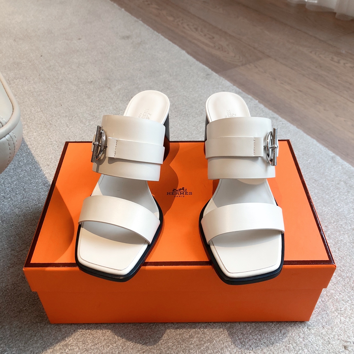 Hermes... 6.5cm平底拖鞋
2025新品+爆款系列
真皮大底，独家开模五金扣，进口牛皮
春夏拼色兼具颜值舒适度的单品！
渠道货源 P360
女码35-39 可订做40 41 42 
