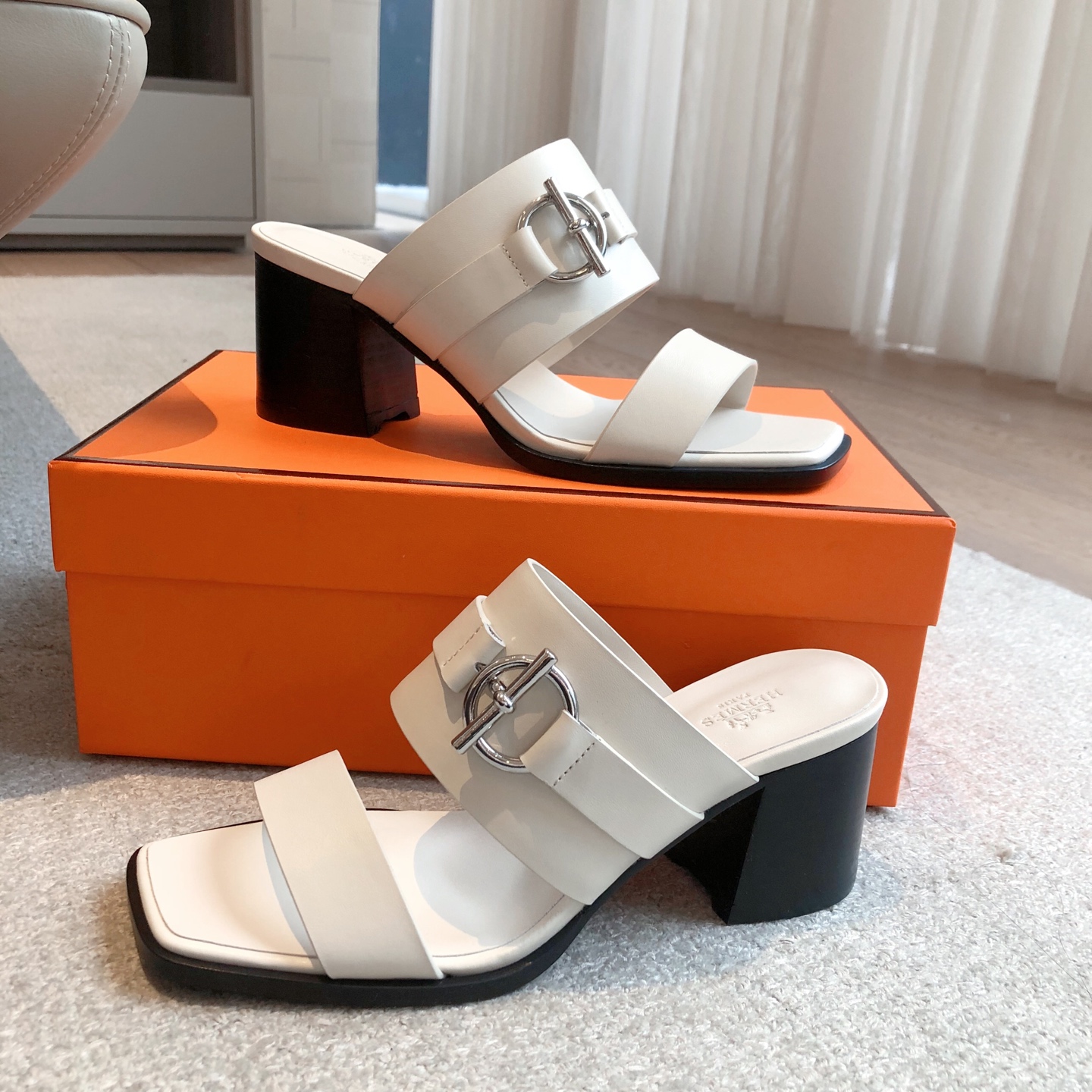 Hermes... 6.5cm平底拖鞋
2025新品+爆款系列
真皮大底，独家开模五金扣，进口牛皮
春夏拼色兼具颜值舒适度的单品！
渠道货源 P360
女码35-39 可订做40 41 42 