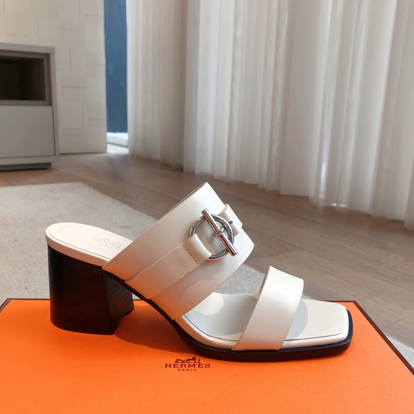 Hermes... 6.5cm平底拖鞋
2025新品+爆款系列
真皮大底，独家开模五金扣，进口牛皮
春夏拼色兼具颜值舒适度的单品！
渠道货源 P360
女码35-39 可订做40 41 42 