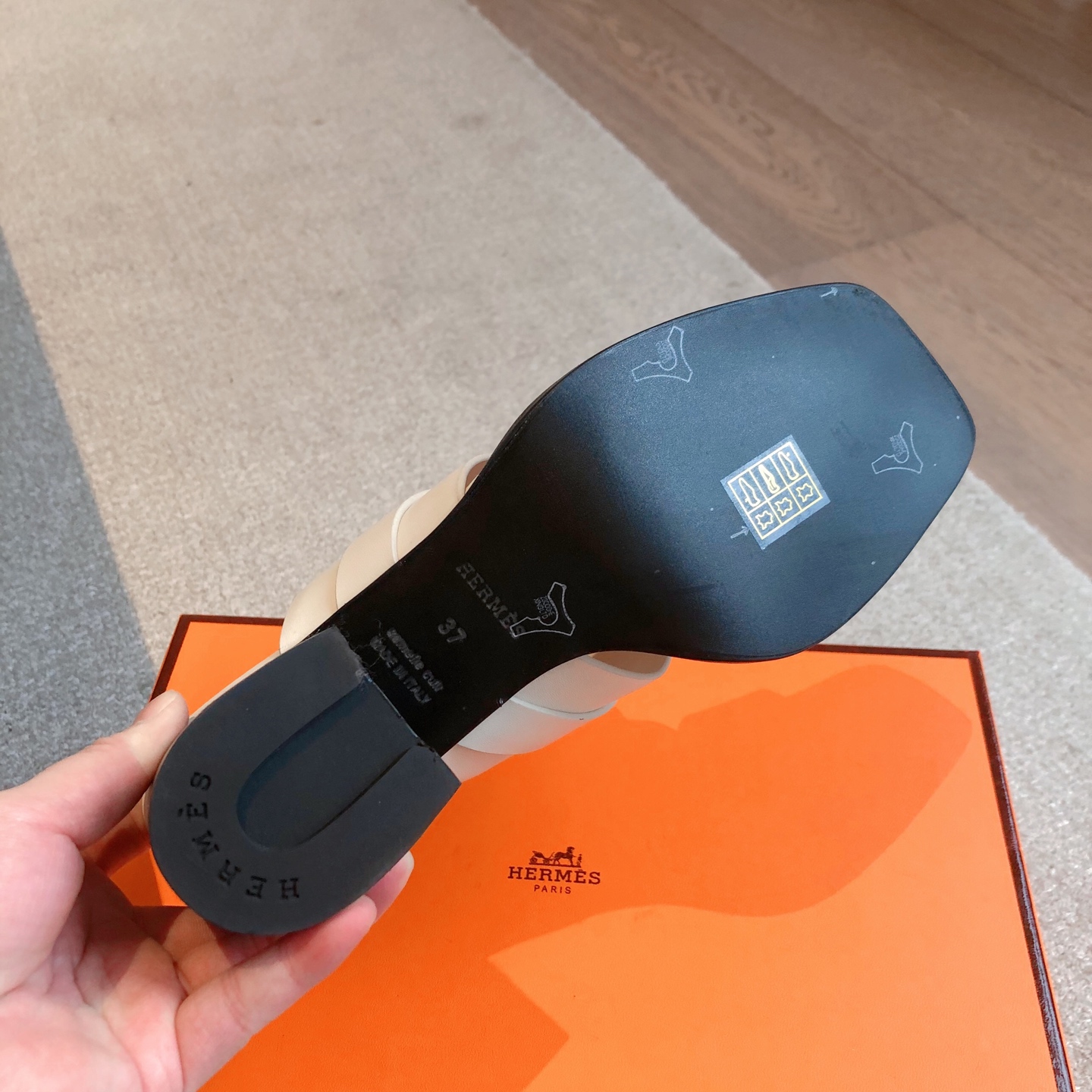 Hermes... 6.5cm平底拖鞋
2025新品+爆款系列
真皮大底，独家开模五金扣，进口牛皮
春夏拼色兼具颜值舒适度的单品！
渠道货源 P360
女码35-39 可订做40 41 42 