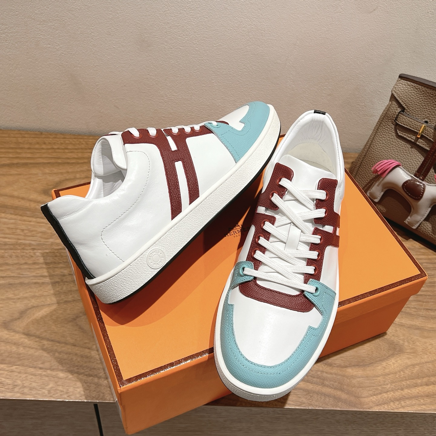 herme…s ss25new arrival～
专柜大热情侣款，H家配货首选鞋履！
是爱马仕经典款
每一季都会出很多颜色
绝对是最值得买的配货之一
有遇到的男神女神!真的不要错过！！
他超轻、超舒适
走久不累、价格不贵
后面还有个辅助穿鞋的小圈
顶级精品 35-44，可定做45 46
P340男款➕20
