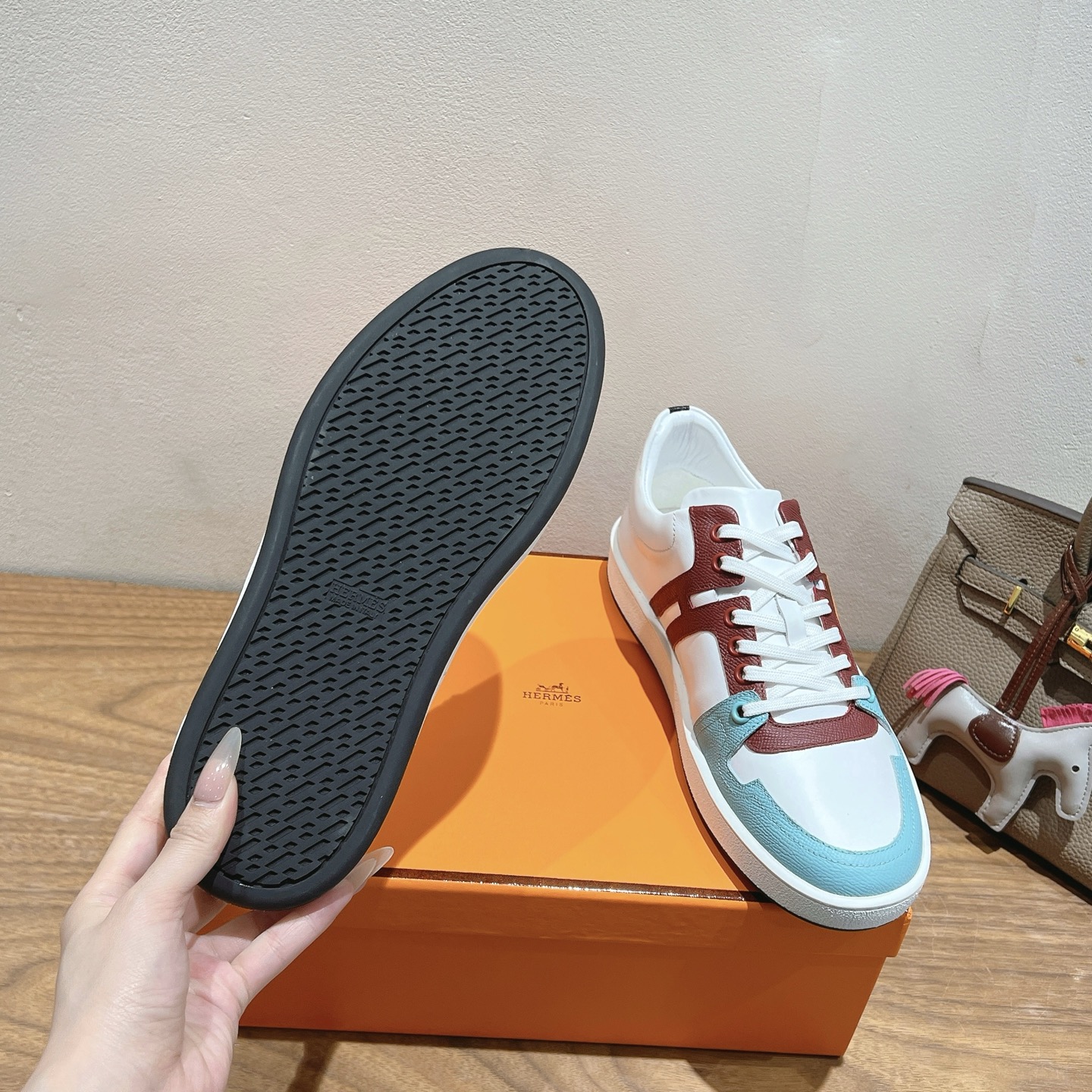 herme…s ss25new arrival～
专柜大热情侣款，H家配货首选鞋履！
是爱马仕经典款
每一季都会出很多颜色
绝对是最值得买的配货之一
有遇到的男神女神!真的不要错过！！
他超轻、超舒适
走久不累、价格不贵
后面还有个辅助穿鞋的小圈
顶级精品 35-44，可定做45 46
P340男款➕20
