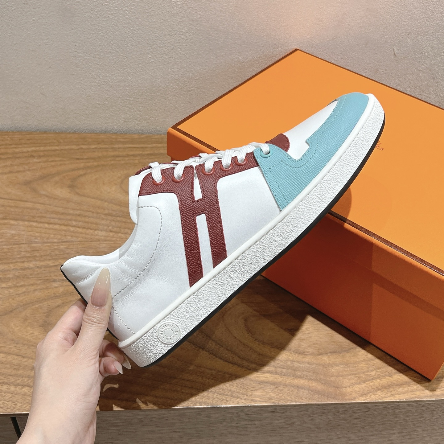 herme…s ss25new arrival～
专柜大热情侣款，H家配货首选鞋履！
是爱马仕经典款
每一季都会出很多颜色
绝对是最值得买的配货之一
有遇到的男神女神!真的不要错过！！
他超轻、超舒适
走久不累、价格不贵
后面还有个辅助穿鞋的小圈
顶级精品 35-44，可定做45 46
P340男款➕20