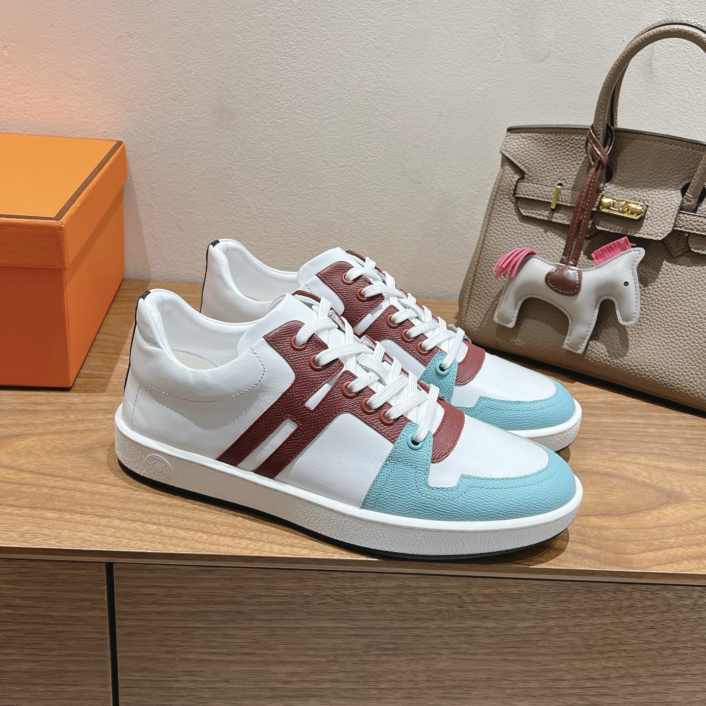 herme…s ss25new arrival～
专柜大热情侣款，H家配货首选鞋履！
是爱马仕经典款
每一季都会出很多颜色
绝对是最值得买的配货之一
有遇到的男神女神!真的不要错过！！
他超轻、超舒适
走久不累、价格不贵
后面还有个辅助穿鞋的小圈
顶级精品 35-44，可定做45 46
P340男款➕20