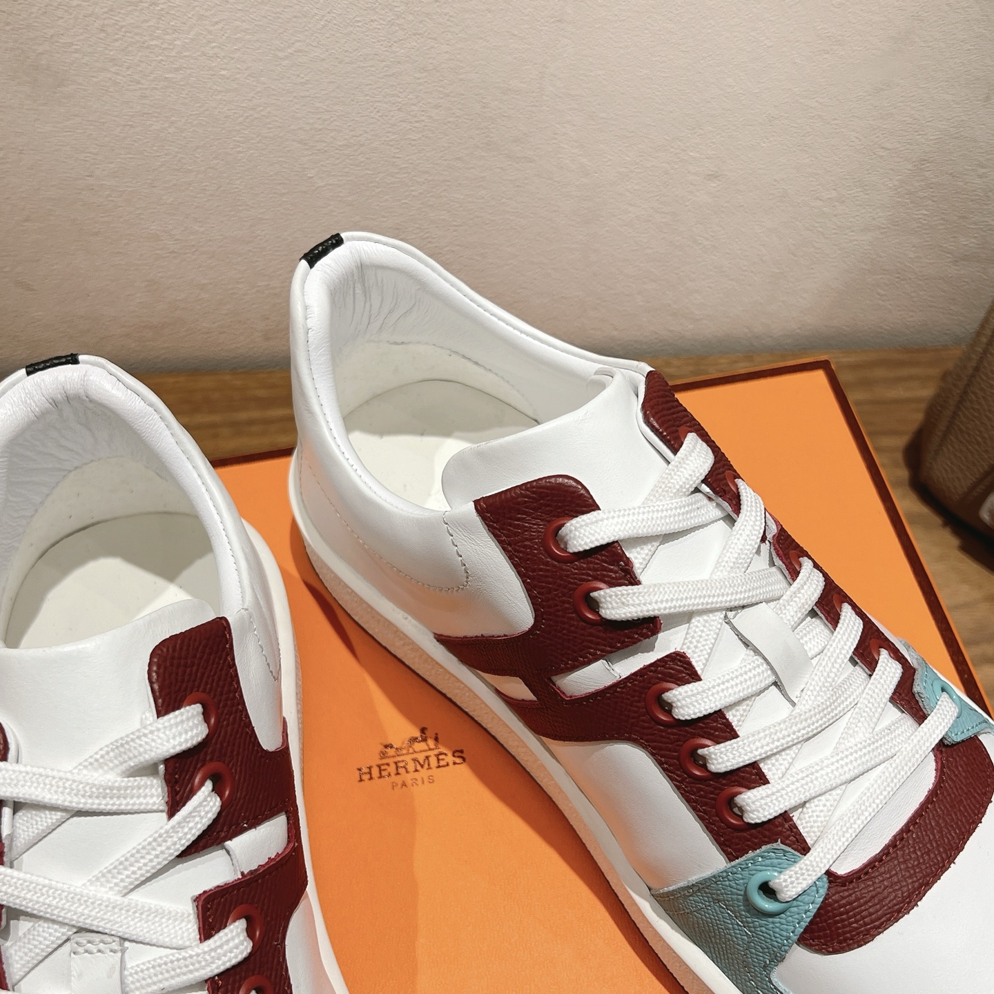herme…s ss25new arrival～
专柜大热情侣款，H家配货首选鞋履！
是爱马仕经典款
每一季都会出很多颜色
绝对是最值得买的配货之一
有遇到的男神女神!真的不要错过！！
他超轻、超舒适
走久不累、价格不贵
后面还有个辅助穿鞋的小圈
顶级精品 35-44，可定做45 46
P340男款➕20