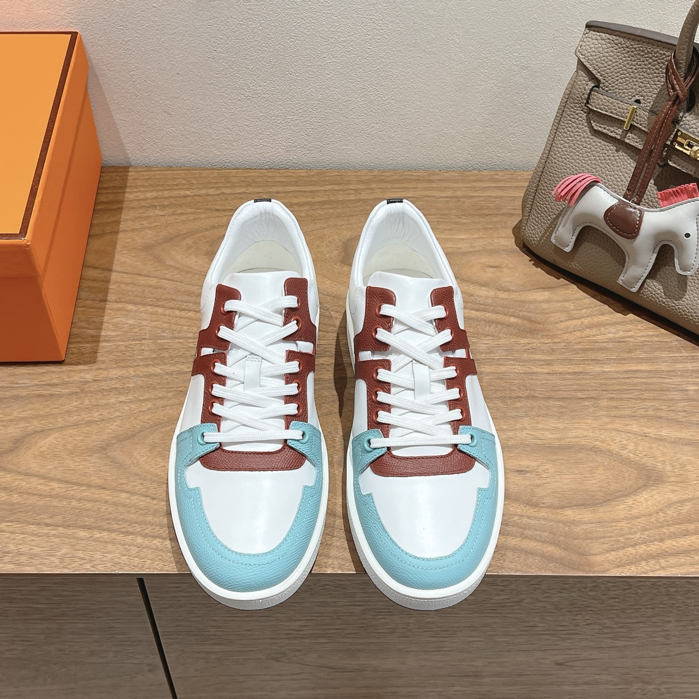 herme…s ss25new arrival～
专柜大热情侣款，H家配货首选鞋履！
是爱马仕经典款
每一季都会出很多颜色
绝对是最值得买的配货之一
有遇到的男神女神!真的不要错过！！
他超轻、超舒适
走久不累、价格不贵
后面还有个辅助穿鞋的小圈
顶级精品 35-44，可定做45 46
P340男款➕20