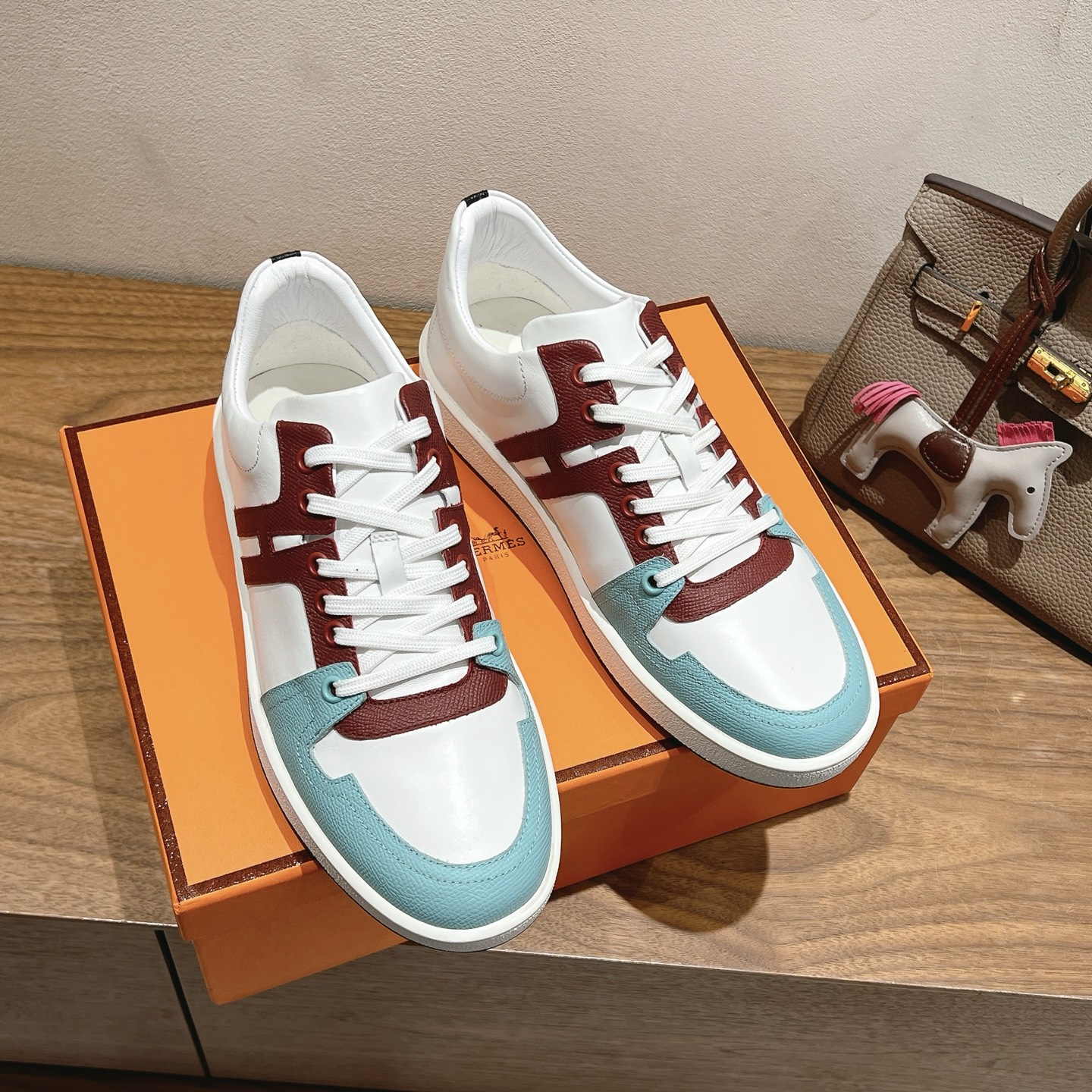 herme…s ss25new arrival～
专柜大热情侣款，H家配货首选鞋履！
是爱马仕经典款
每一季都会出很多颜色
绝对是最值得买的配货之一
有遇到的男神女神!真的不要错过！！
他超轻、超舒适
走久不累、价格不贵
后面还有个辅助穿鞋的小圈
顶级精品 35-44，可定做45 46
P340男款➕20