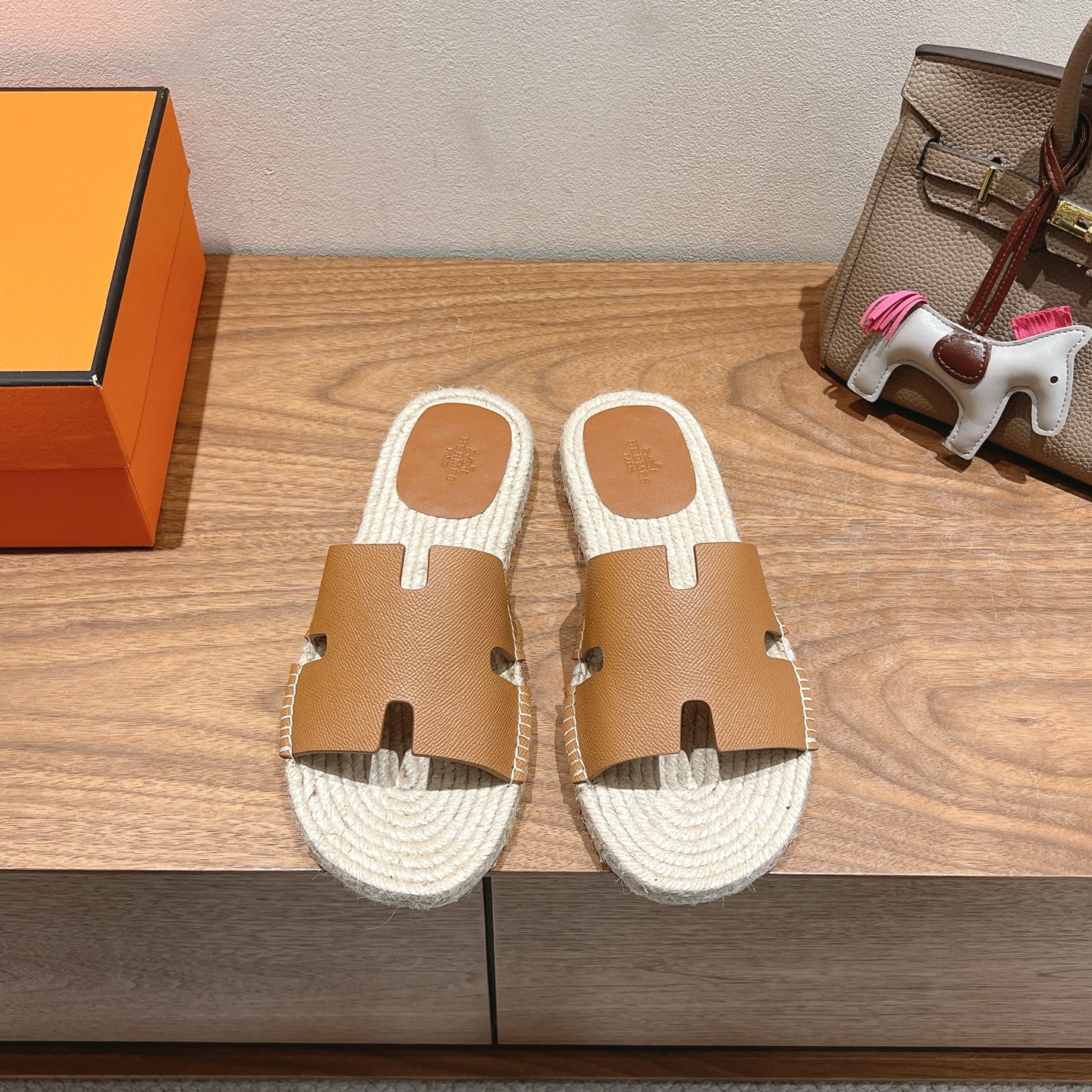 NO:236636,Batch [channel goods] Hermes25s Fisherman men's slippers, original development   British retro design, classic and beautiful!  The ultimate 1:1 shape, imported high-end fabrics show exquisite texture!  Customized A-grade leather big sole with open mold, luxurious packaging!  - Unparalleled quality, 38-46 set 38.45.46, slippers, hermes, slippers, espadrilles, Leather soles19860909批【渠道货】Hermes25s渔夫男士拖鞋,原版开发 英伦复古设计,经典耐看！极致1:1形体,进口高端面料呈现出精致质感！ 开模定制A级真皮大底,奢华包装！ -无二品质,38-46定38.45.46,拖鞋,hermes,slippers,espadrilles,Leather soles,Women's Shoes