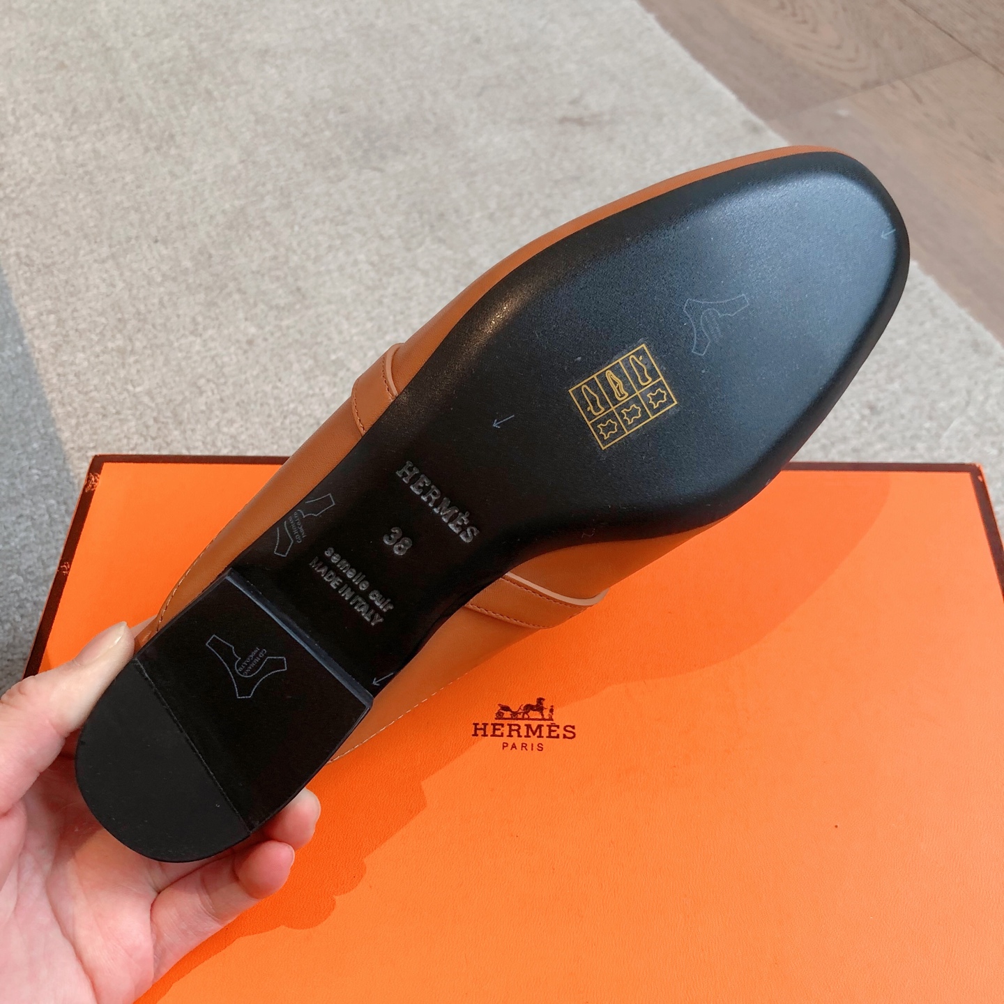Hermès Éclair Leather Mules - Stylish and Comfortable Spring/Summer Footwear 10 i1741942602166 8621 0 8