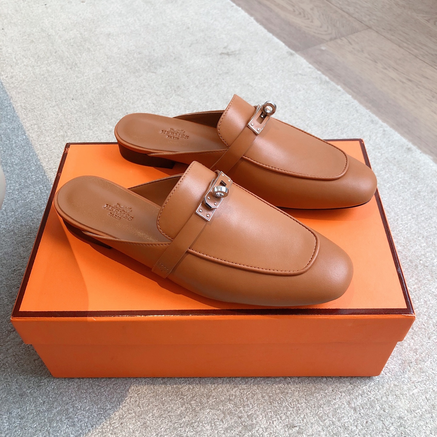 Hermès Éclair Leather Mules - Stylish and Comfortable Spring/Summer Footwear 2 i1741942602234 186 0 0