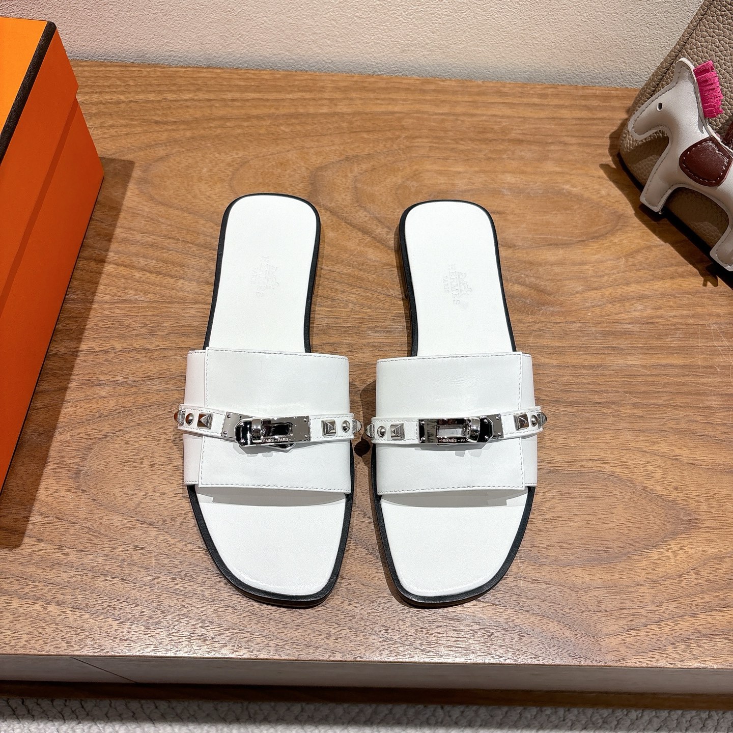 NO:252337,Hermes... Flat-soled slippers 2025 new product   hot series genuine leather sole, exclusive mold opening hardware buckle, imported cowhide, spring and summer color combination and appearance comfort!  Channel supply Women's code 35-39 Custom made 40 41 42, slippers, hermes, slippers, cowhide, Leather soles19860909Hermes... 平底拖鞋 2025新品 爆款系列 真皮大底,独家开模五金扣,进口牛皮 春夏拼色兼具颜值舒适度的单品！ 渠道货源 女码35-39 可订做40 41 42,拖鞋,hermes,slippers,cowhide,Leather soles,Women's Shoes