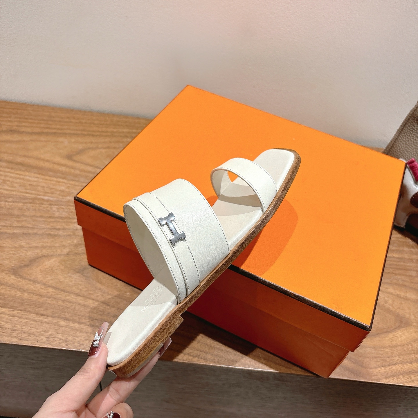 Hermes Oran Sandal: Flat Leather Slides with Iconic 'H' Cutout Design 2 i1744460920916 1063 0 0