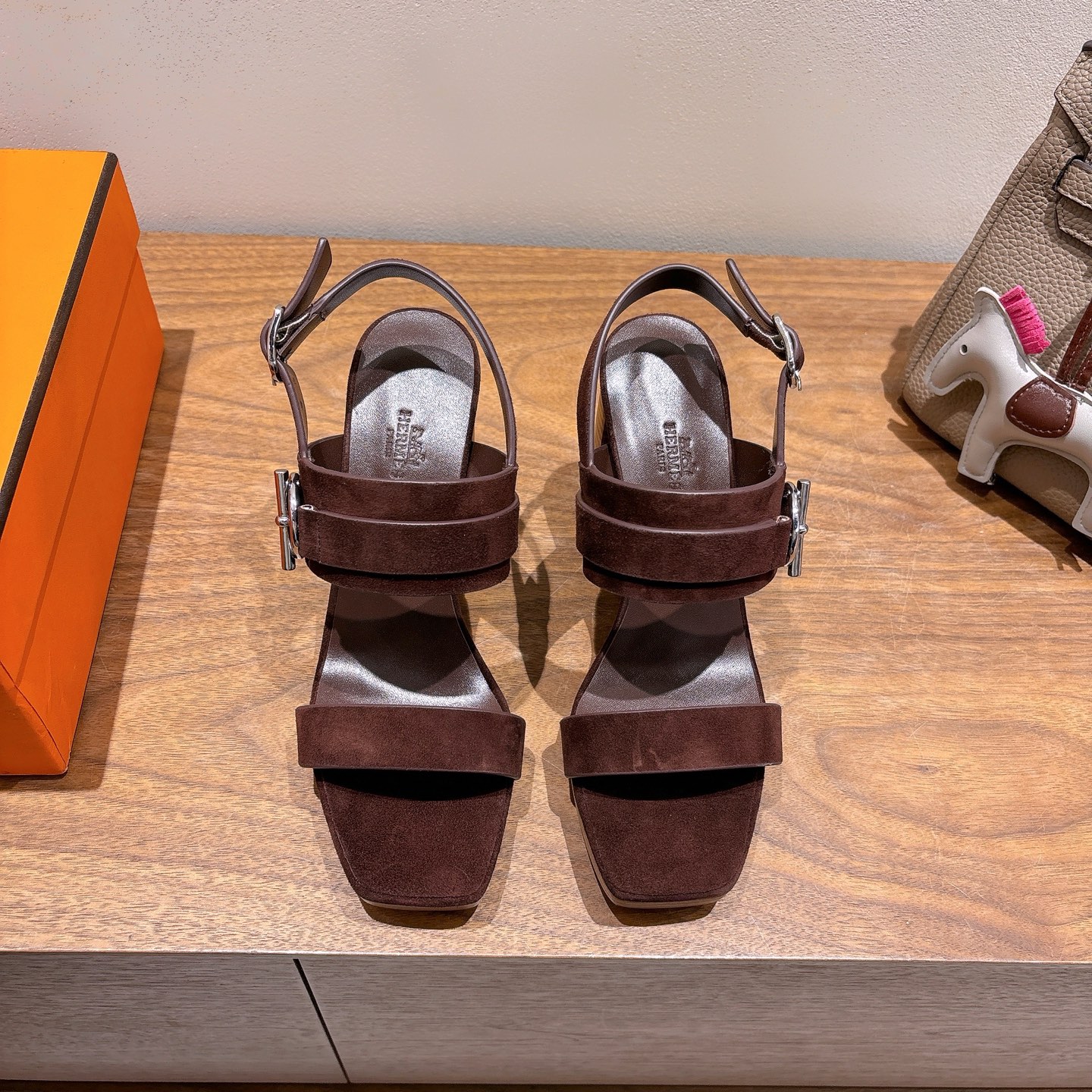 NO:411561,Hermes...Hermes 2025 new product/hot thick heel sandal series!  Genuine leather large sole, exclusive molded hardware buckle, imported cowhide, spring and summer color combination, a single item with both appearance and comfort!  Channel supply Heel height 10.5cm Women's size 35-39 (can be customized 40 41 42), high heels sandals, hermes, hermes, sandals, high heels, cowhide, Leather soles19860909Hermes...爱马仕 2025新品/爆款粗跟凉鞋系列！ 真皮大底,独家开模五金扣,进口牛皮 春夏拼色兼具颜值舒适度的单品！ 渠道货源 跟高10.5cm 女码35-39（可订做40 41 42）,高跟鞋凉鞋,hermes,hermes,sandals,high heels,cowhide,Leather soles,Women's Shoes