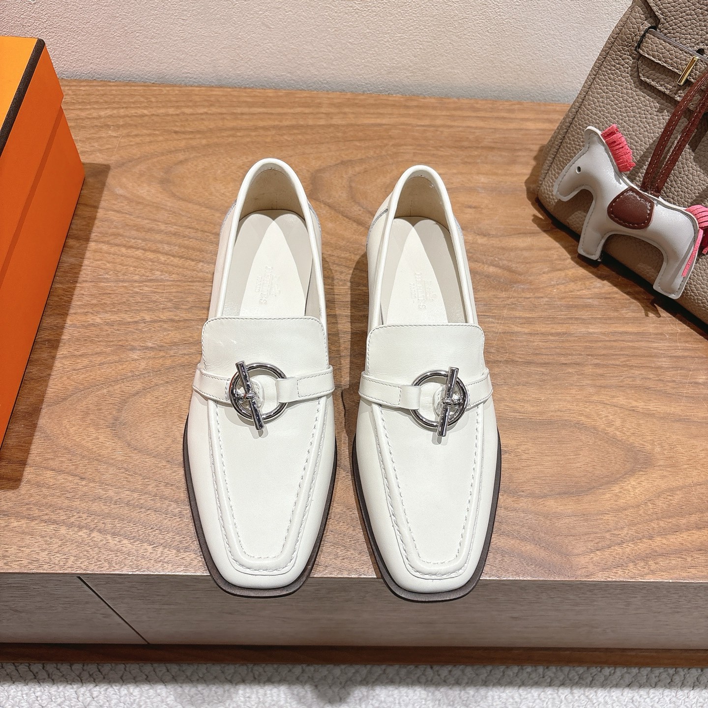 NO:252325,Hermes... Flat-soled loafers 2025 new product   hot series genuine leather sole, exclusive mold opening hardware buckle, imported cowhide, spring and summer color combination and appearance comfort!  Channel source Women's code 35-39 Customized 40 41 42, loafers, hermes, loafers, cowhide, Leather soles19860909Hermes... 平底乐福鞋 2025新品 爆款系列 真皮大底,独家开模五金扣,进口牛皮 春夏拼色兼具颜值舒适度的单品！ 渠道货源 女码35-39 可订做40 41 42,乐福鞋,hermes,loafers,cowhide,Leather soles,Women's Shoes