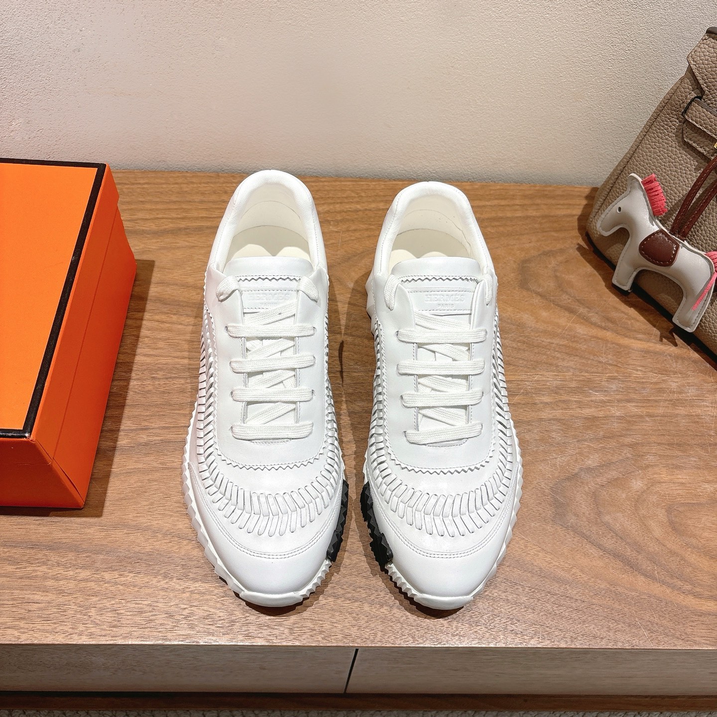 NO:252319,herme…s ss25 new arrival~ Hot couple style for counters, the first choice for H home delivery!  It is a classic Hermes model and it will be released in many colors every season. It is definitely one of the most worth buying gifts. I have met a male and female goddess! Don’t miss it!  !  He is super light and comfortable. He is not tired after walking for a long time and is not expensive. There is also a small circle for assisting shoes behind. Top quality 35-44, can be customized 45 46. Men's model 20, casual shoes/sports shoes, hermes, hermes, sneakers19860909herme…s ss25 new arrival～ 专柜大热情侣款,H家配货首选鞋履！ 是爱马仕经典款 每一季都会出很多颜色 绝对是最值得买的配货之一 有遇到的男神女神!真的不要错过！！ 他超轻、超舒适 走久不累、价格不贵 后面还有个辅助穿鞋的小圈 顶级精品 35-44,可定做45 46 男款20,休闲鞋/运动鞋,hermes,hermes,sneakers,Women's Shoes