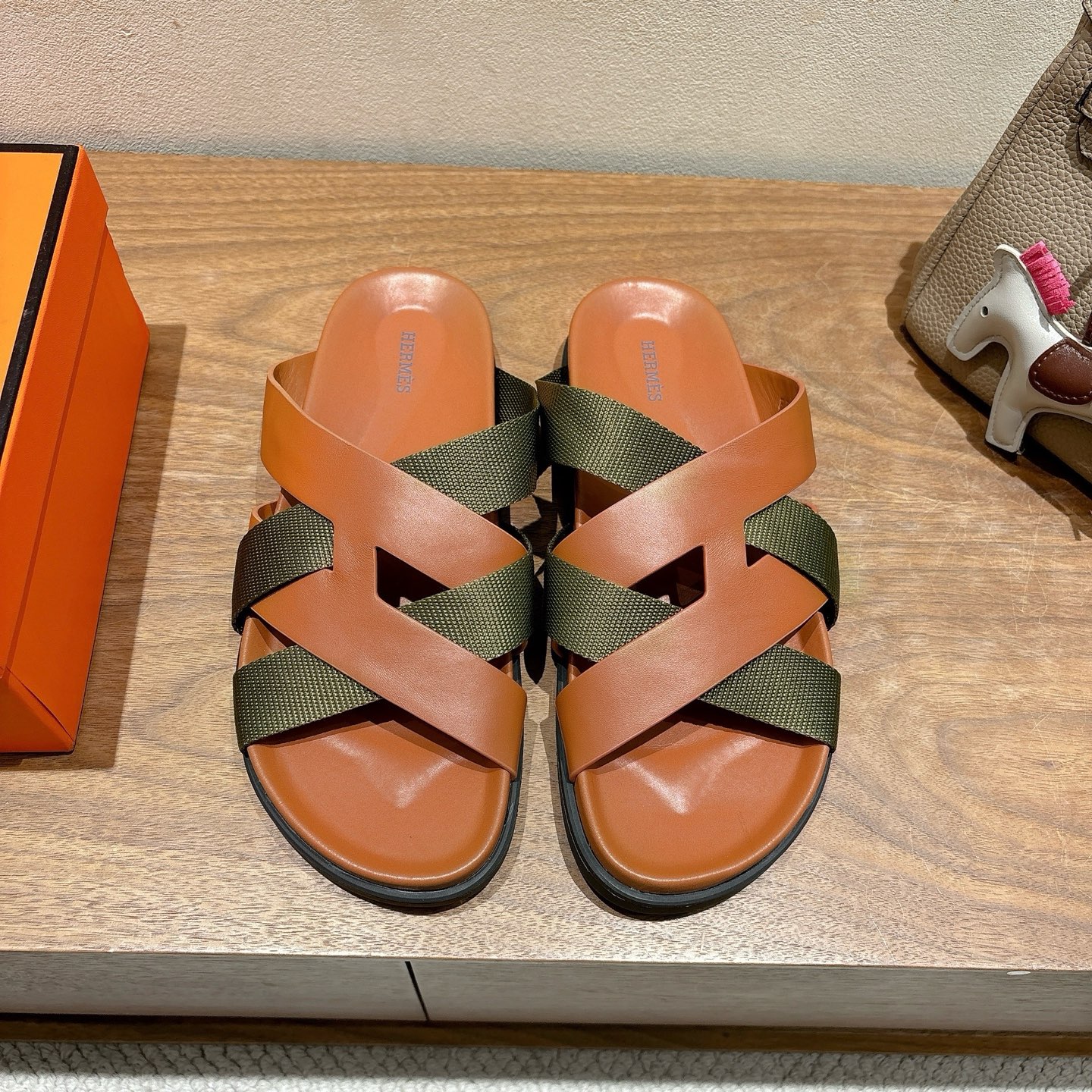 NO:252357,herme…s ss25 new arrival~ Hot couple style for counters, the first choice for H home delivery!  It is a classic Hermes model and it will be released in many colors every season. It is definitely one of the most worth buying gifts. I have met a male and female goddess! Don’t miss it!  !  He is super light and comfortable. He is not tired after walking for a long time and is not expensive. There is also a small circle for assisting shoes behind. Top quality products 35-49, can be customized 45 46 47 48 49 Men 20, slippers, hermes, hermes, slippers19860909herme…s ss25 new arrival～ 专柜大热情侣款,H家配货首选鞋履！ 是爱马仕经典款 每一季都会出很多颜色 绝对是最值得买的配货之一 有遇到的男神女神!真的不要错过！！ 他超轻、超舒适 走久不累、价格不贵 后面还有个辅助穿鞋的小圈 顶级精品 35-49,可定做45 46 47 48 49 男20,拖鞋,hermes,hermes,slippers,Women's Shoes