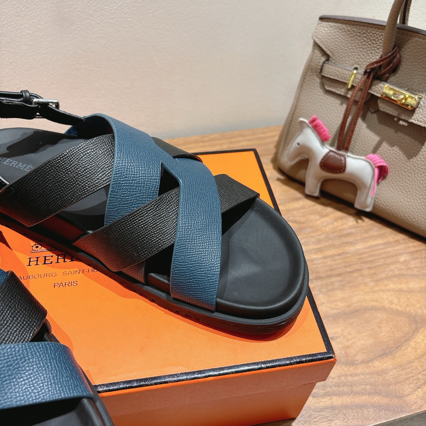 herme…s ss25 new arrival～
专柜大热情侣款，H家配货首选鞋履！
是爱马仕经典款
每一季都会出很多颜色
绝对是最值得买的配货之一
有遇到的男神女神!真的不要错过！！
他超轻、超舒适
走久不累、价格不贵
后面还有个辅助穿鞋的小圈
顶级精品 35-49，可定做45 46 47 48 49 P350男➕20
