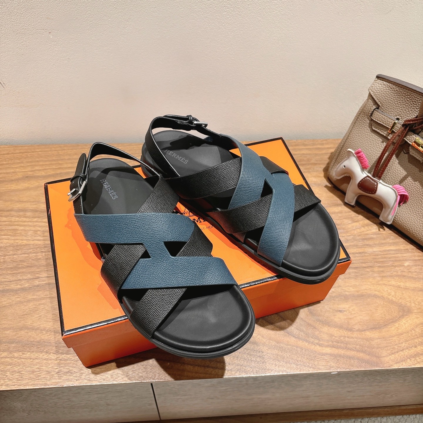 herme…s ss25 new arrival～
专柜大热情侣款，H家配货首选鞋履！
是爱马仕经典款
每一季都会出很多颜色
绝对是最值得买的配货之一
有遇到的男神女神!真的不要错过！！
他超轻、超舒适
走久不累、价格不贵
后面还有个辅助穿鞋的小圈
顶级精品 35-49，可定做45 46 47 48 49 P350男➕20
