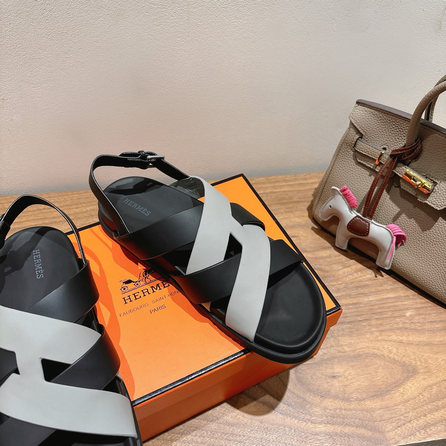 herme…s ss25 new arrival～
专柜大热情侣款，H家配货首选鞋履！
是爱马仕经典款
每一季都会出很多颜色
绝对是最值得买的配货之一
有遇到的男神女神!真的不要错过！！
他超轻、超舒适
走久不累、价格不贵
后面还有个辅助穿鞋的小圈
顶级精品 35-49，可定做45 46 47 48 49 P350男➕20
