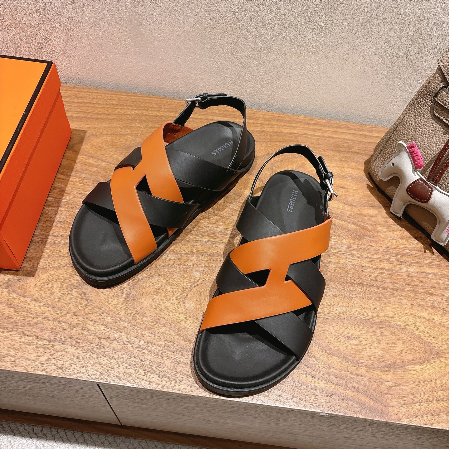 herme…s ss25 new arrival～
专柜大热情侣款，H家配货首选鞋履！
是爱马仕经典款
每一季都会出很多颜色
绝对是最值得买的配货之一
有遇到的男神女神!真的不要错过！！
他超轻、超舒适
走久不累、价格不贵
后面还有个辅助穿鞋的小圈
顶级精品 35-49，可定做45 46 47 48 49 P350男➕20
