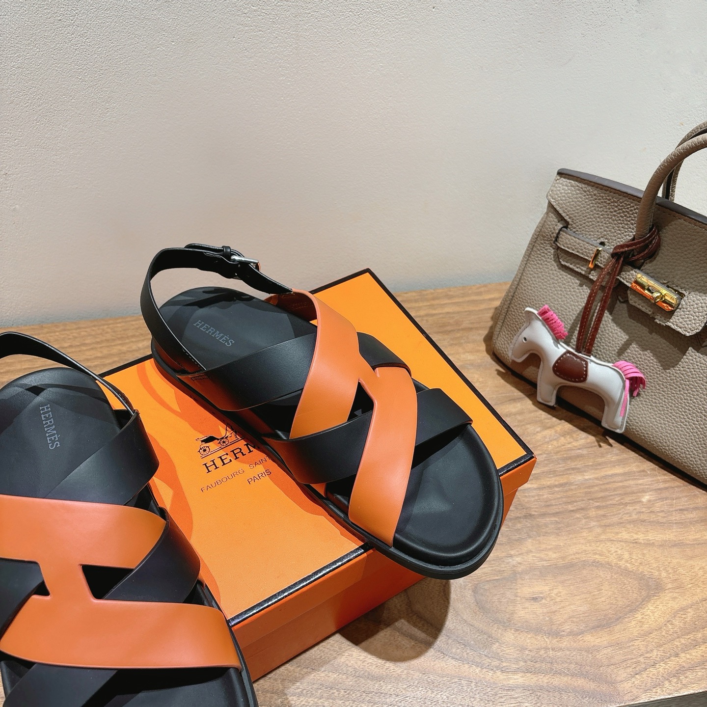 herme…s ss25 new arrival～
专柜大热情侣款，H家配货首选鞋履！
是爱马仕经典款
每一季都会出很多颜色
绝对是最值得买的配货之一
有遇到的男神女神!真的不要错过！！
他超轻、超舒适
走久不累、价格不贵
后面还有个辅助穿鞋的小圈
顶级精品 35-49，可定做45 46 47 48 49 P350男➕20
