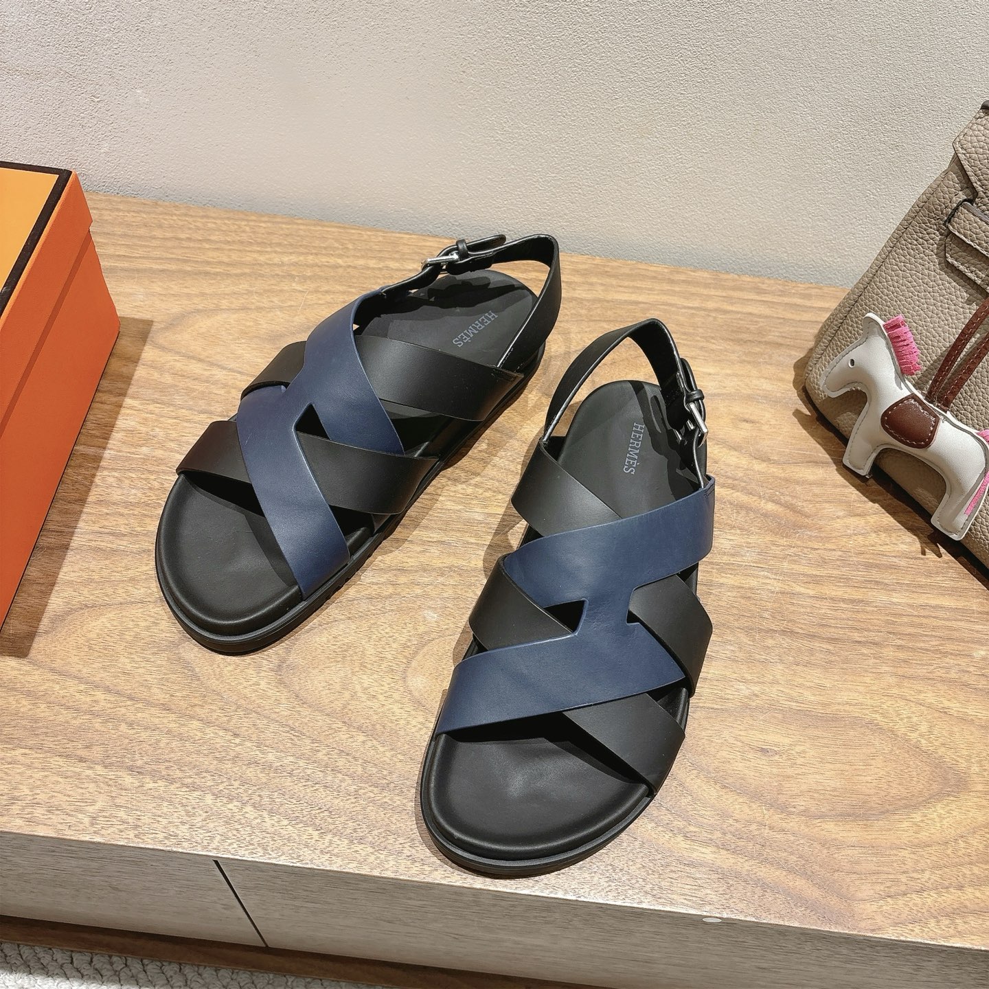 herme…s ss25 new arrival～
专柜大热情侣款，H家配货首选鞋履！
是爱马仕经典款
每一季都会出很多颜色
绝对是最值得买的配货之一
有遇到的男神女神!真的不要错过！！
他超轻、超舒适
走久不累、价格不贵
后面还有个辅助穿鞋的小圈
顶级精品 35-49，可定做45 46 47 48 49 P350男➕20
