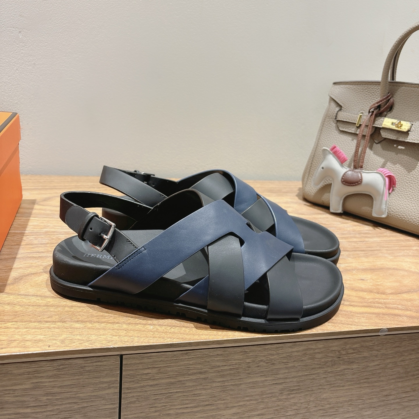 herme…s ss25 new arrival～
专柜大热情侣款，H家配货首选鞋履！
是爱马仕经典款
每一季都会出很多颜色
绝对是最值得买的配货之一
有遇到的男神女神!真的不要错过！！
他超轻、超舒适
走久不累、价格不贵
后面还有个辅助穿鞋的小圈
顶级精品 35-49，可定做45 46 47 48 49 P350男➕20

