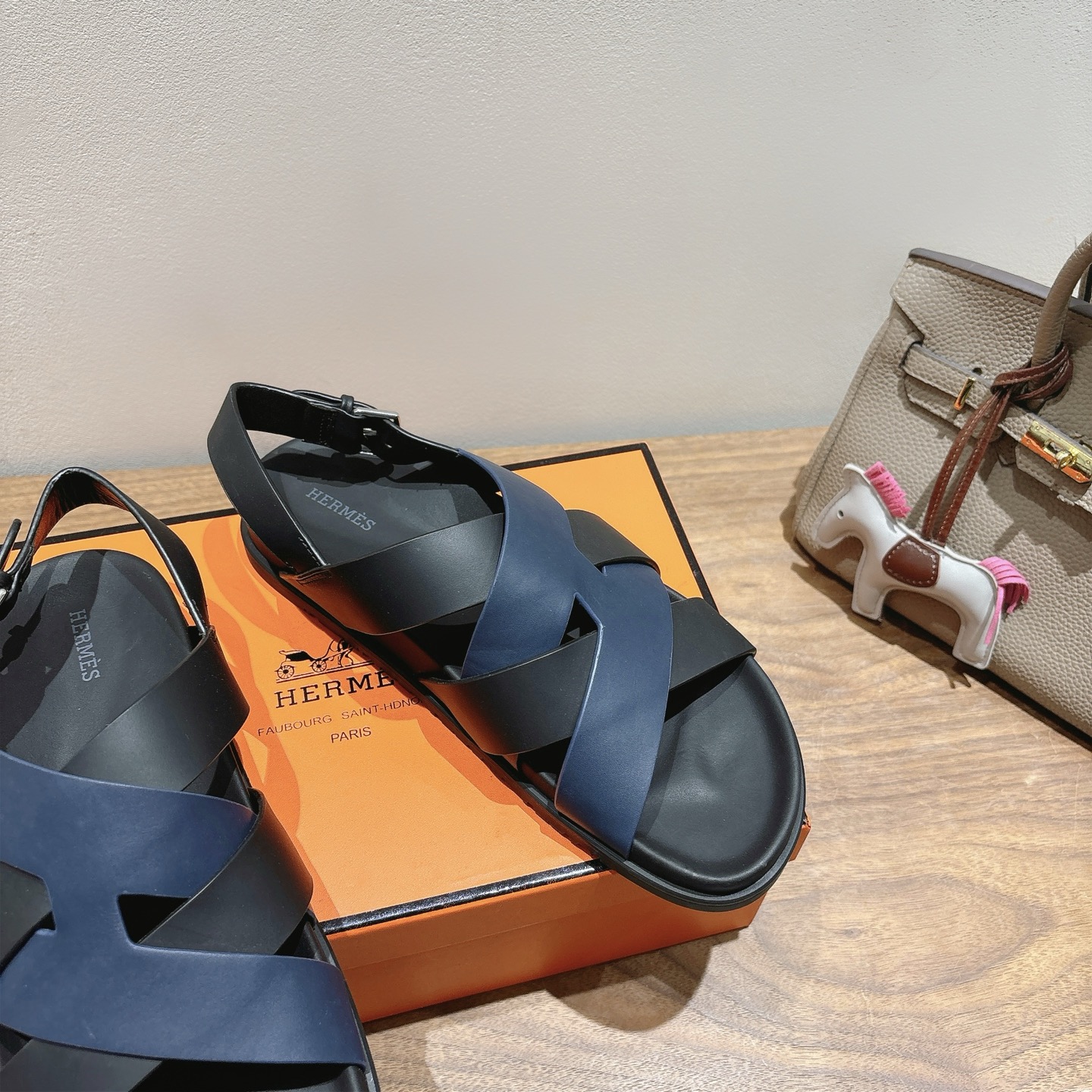 herme…s ss25 new arrival～
专柜大热情侣款，H家配货首选鞋履！
是爱马仕经典款
每一季都会出很多颜色
绝对是最值得买的配货之一
有遇到的男神女神!真的不要错过！！
他超轻、超舒适
走久不累、价格不贵
后面还有个辅助穿鞋的小圈
顶级精品 35-49，可定做45 46 47 48 49 P350男➕20
