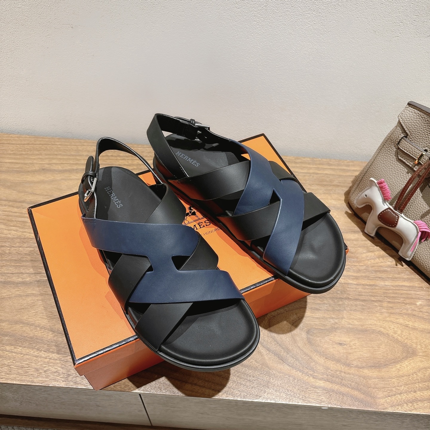 herme…s ss25 new arrival～
专柜大热情侣款，H家配货首选鞋履！
是爱马仕经典款
每一季都会出很多颜色
绝对是最值得买的配货之一
有遇到的男神女神!真的不要错过！！
他超轻、超舒适
走久不累、价格不贵
后面还有个辅助穿鞋的小圈
顶级精品 35-49，可定做45 46 47 48 49 P350男➕20
