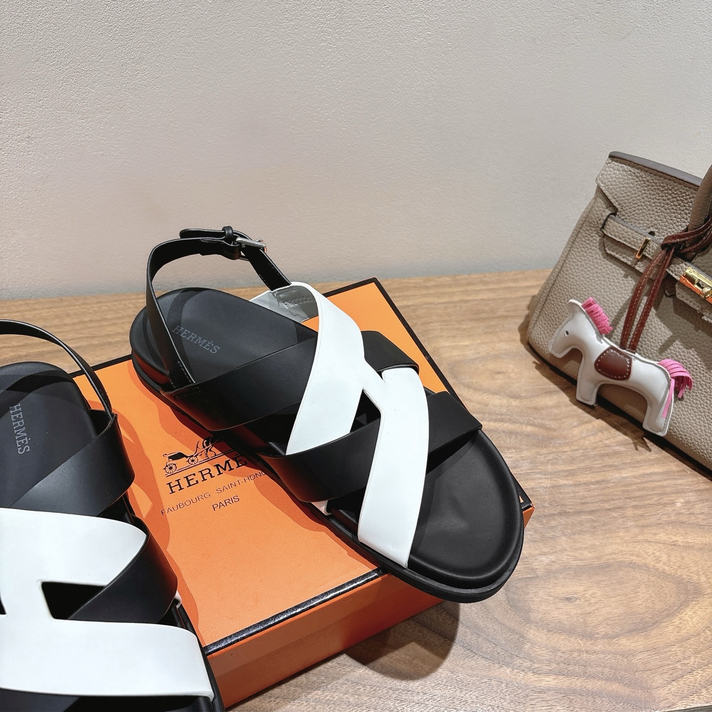 herme…s ss25 new arrival～
专柜大热情侣款，H家配货首选鞋履！
是爱马仕经典款
每一季都会出很多颜色
绝对是最值得买的配货之一
有遇到的男神女神!真的不要错过！！
他超轻、超舒适
走久不累、价格不贵
后面还有个辅助穿鞋的小圈
顶级精品 35-49，可定做45 46 47 48 49 P350男➕20
