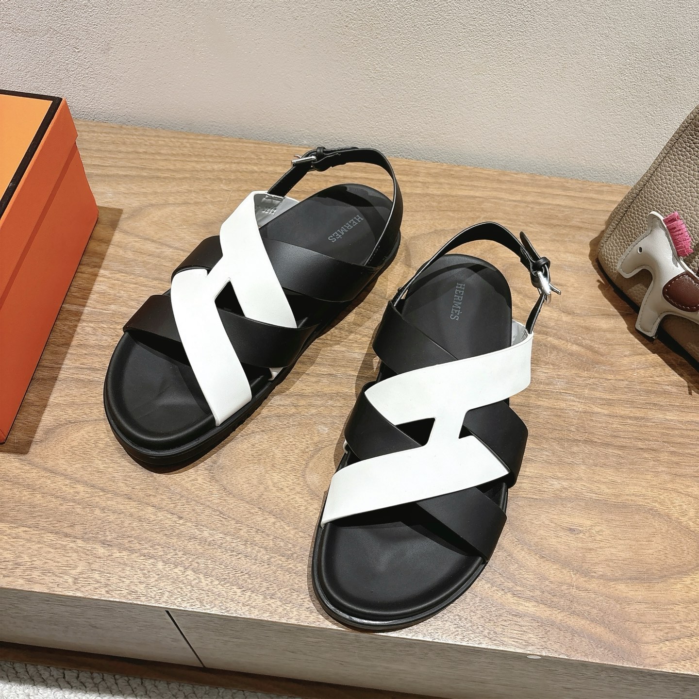 herme…s ss25 new arrival～
专柜大热情侣款，H家配货首选鞋履！
是爱马仕经典款
每一季都会出很多颜色
绝对是最值得买的配货之一
有遇到的男神女神!真的不要错过！！
他超轻、超舒适
走久不累、价格不贵
后面还有个辅助穿鞋的小圈
顶级精品 35-49，可定做45 46 47 48 49 P350男➕20

