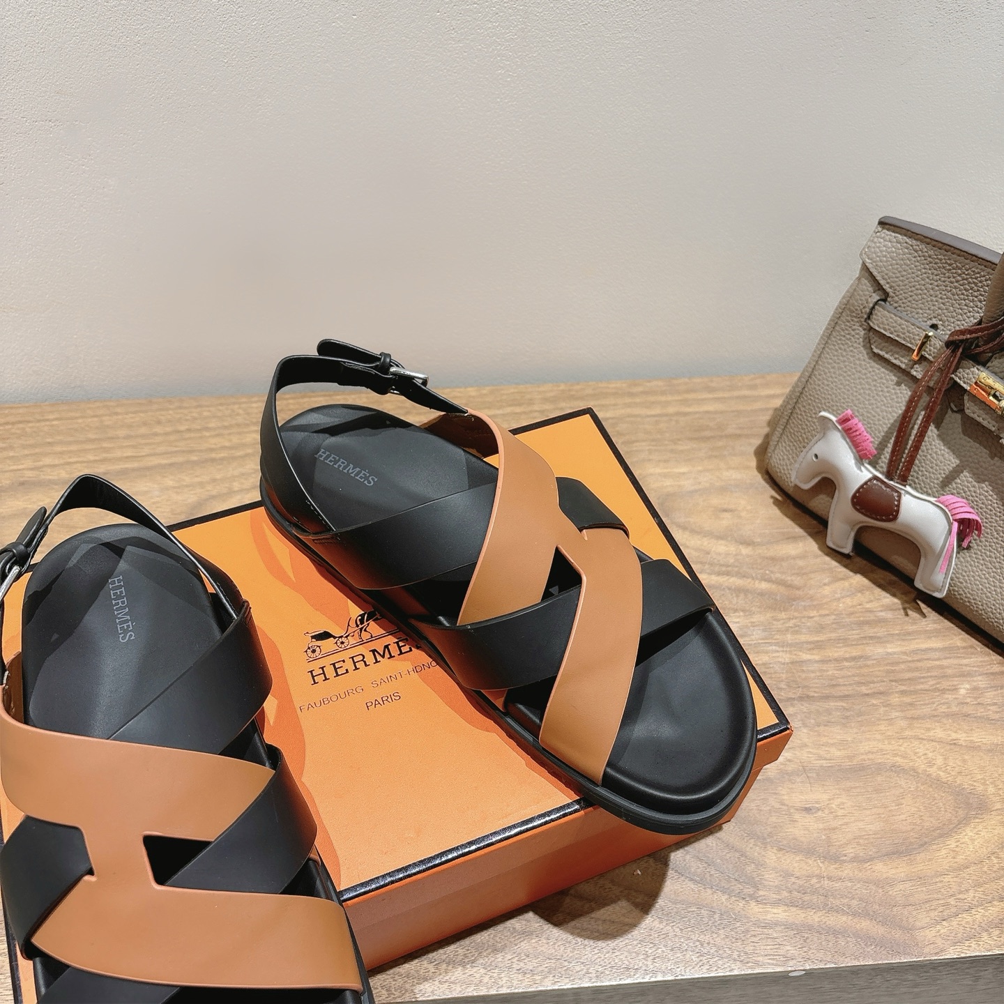 herme…s ss25 new arrival～
专柜大热情侣款，H家配货首选鞋履！
是爱马仕经典款
每一季都会出很多颜色
绝对是最值得买的配货之一
有遇到的男神女神!真的不要错过！！
他超轻、超舒适
走久不累、价格不贵
后面还有个辅助穿鞋的小圈
顶级精品 35-49，可定做45 46 47 48 49 P350男➕20
