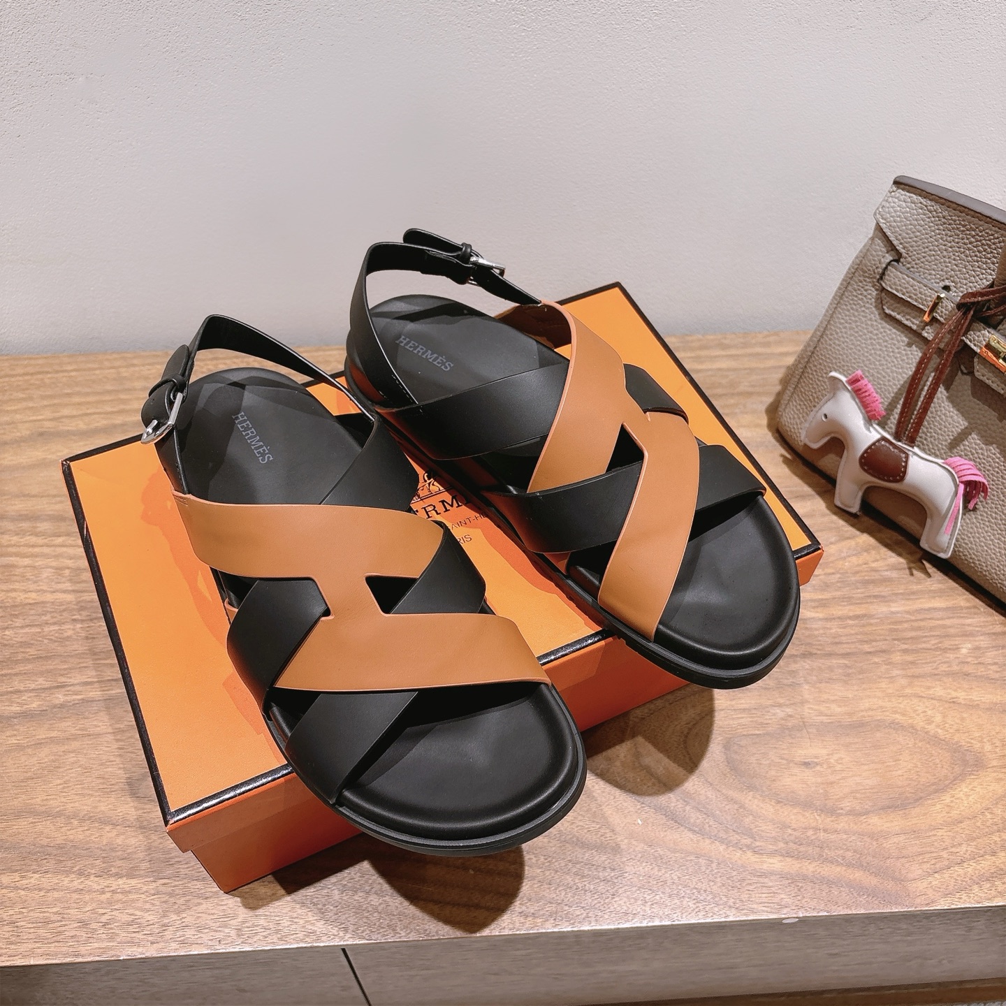 herme…s ss25 new arrival～
专柜大热情侣款，H家配货首选鞋履！
是爱马仕经典款
每一季都会出很多颜色
绝对是最值得买的配货之一
有遇到的男神女神!真的不要错过！！
他超轻、超舒适
走久不累、价格不贵
后面还有个辅助穿鞋的小圈
顶级精品 35-49，可定做45 46 47 48 49 P350男➕20
