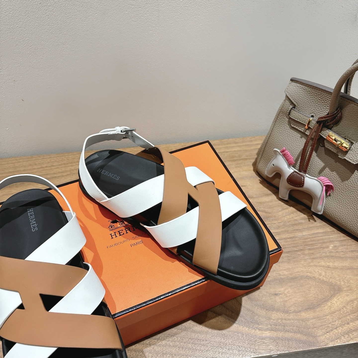 herme…s ss25 new arrival～
专柜大热情侣款，H家配货首选鞋履！
是爱马仕经典款
每一季都会出很多颜色
绝对是最值得买的配货之一
有遇到的男神女神!真的不要错过！！
他超轻、超舒适
走久不累、价格不贵
后面还有个辅助穿鞋的小圈
顶级精品 35-49，可定做45 46 47 48 49 P350男➕20
