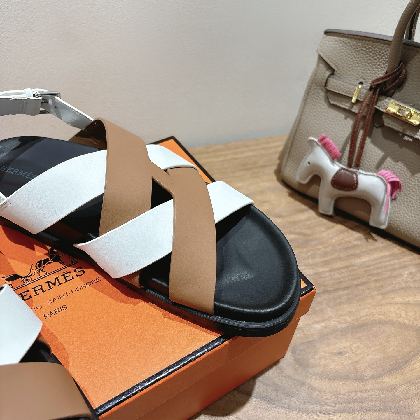 herme…s ss25 new arrival～
专柜大热情侣款，H家配货首选鞋履！
是爱马仕经典款
每一季都会出很多颜色
绝对是最值得买的配货之一
有遇到的男神女神!真的不要错过！！
他超轻、超舒适
走久不累、价格不贵
后面还有个辅助穿鞋的小圈
顶级精品 35-49，可定做45 46 47 48 49 P350男➕20
